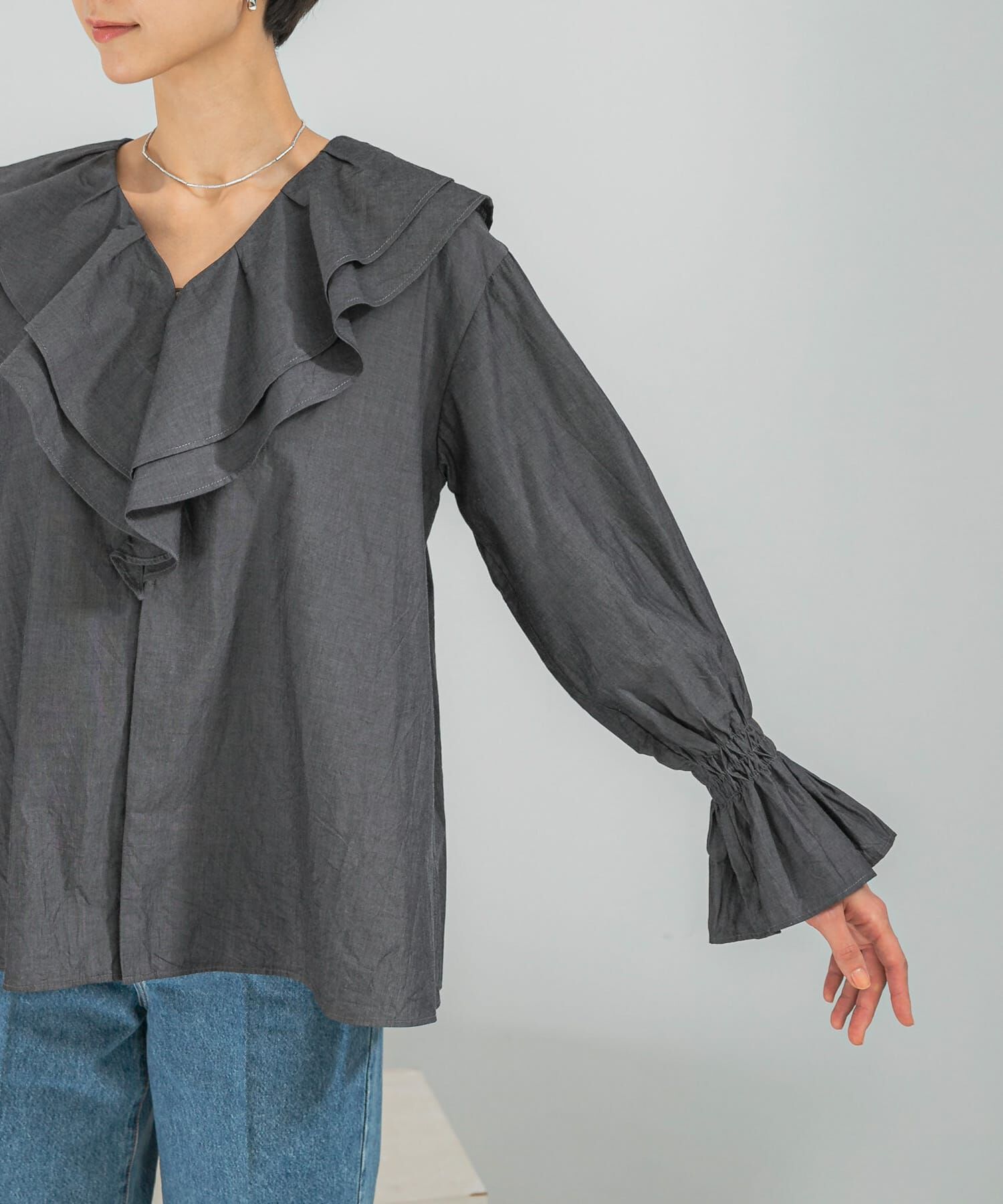 URBAN RESEARCH ROSSO「Vネックラッフルシアーデニムブラウス」|シャツ・ブラウス|