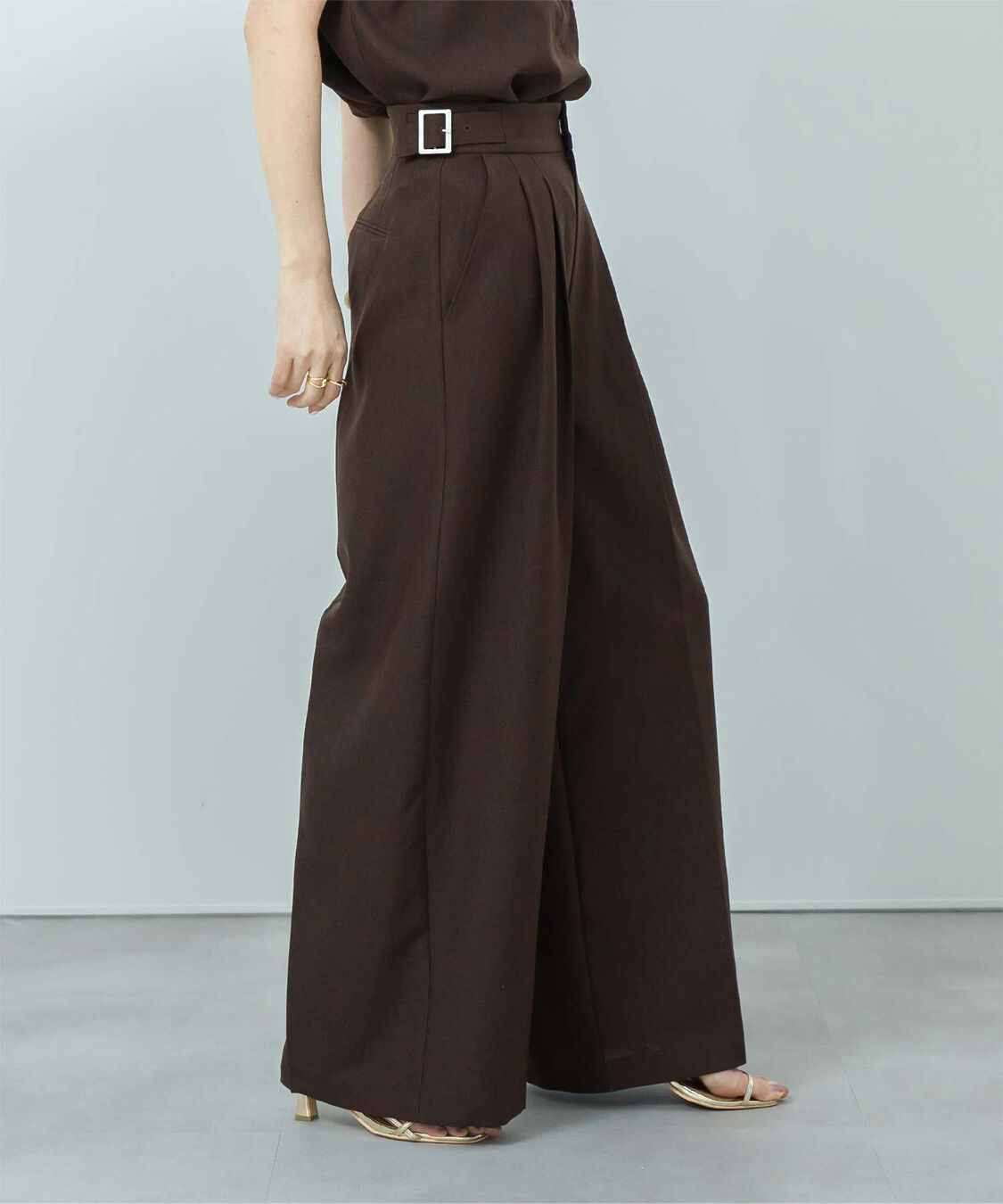 ur's「リネンライクサイドベルトデザインタックワイドパンツ」|スラックス|ダークブラウン