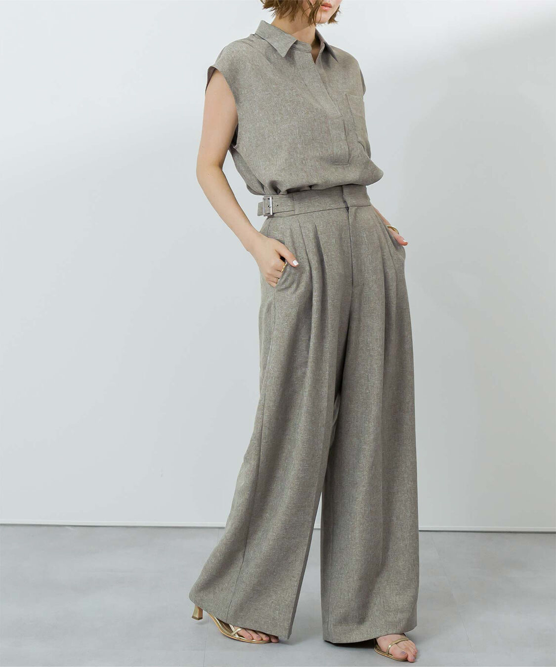 ur's「リネンライクサイドベルトデザインタックワイドパンツ」|スラックス|サンドベージュ