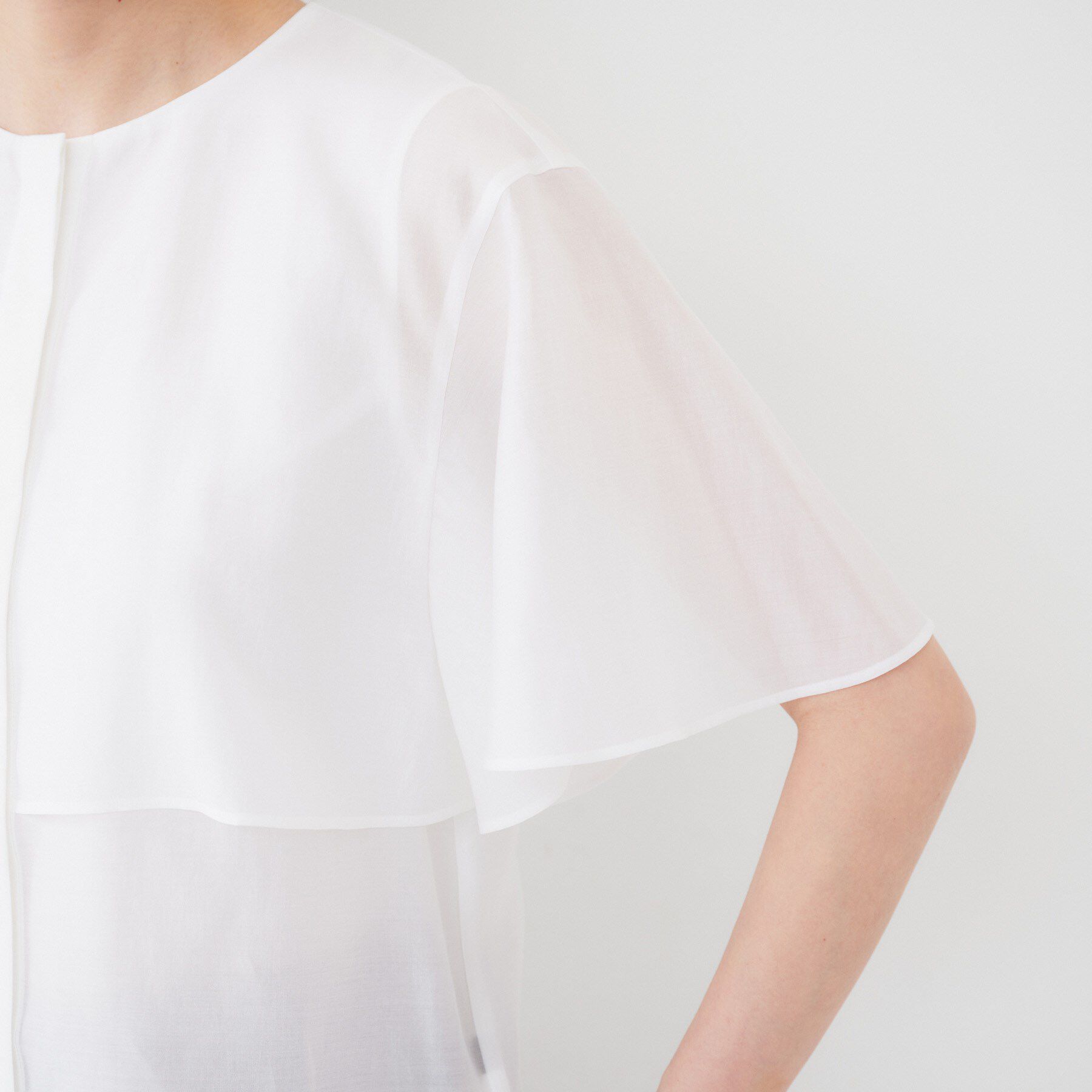 UNTITLED「【オンオフ/二の腕カバー】オーガンジーラッフルブラウス」|シャツ・ブラウス|