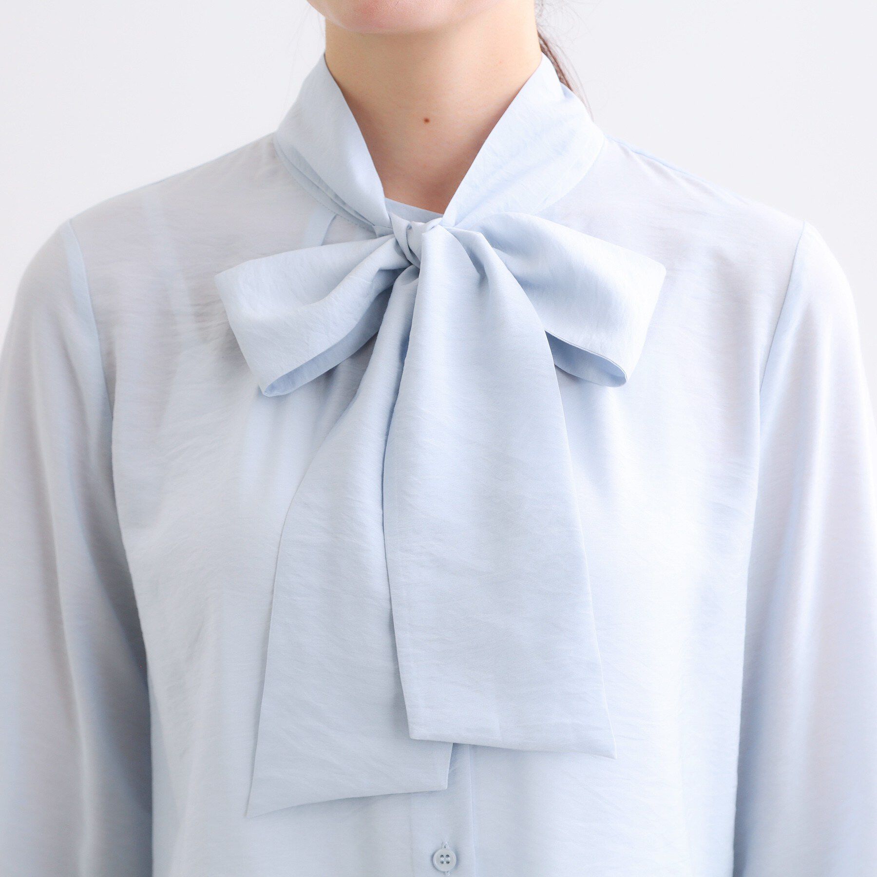 Reflect「【通勤／ボウタイ取り外し可】ボウタイ付きバンドカラーブラウス」|シャツ・ブラウス|