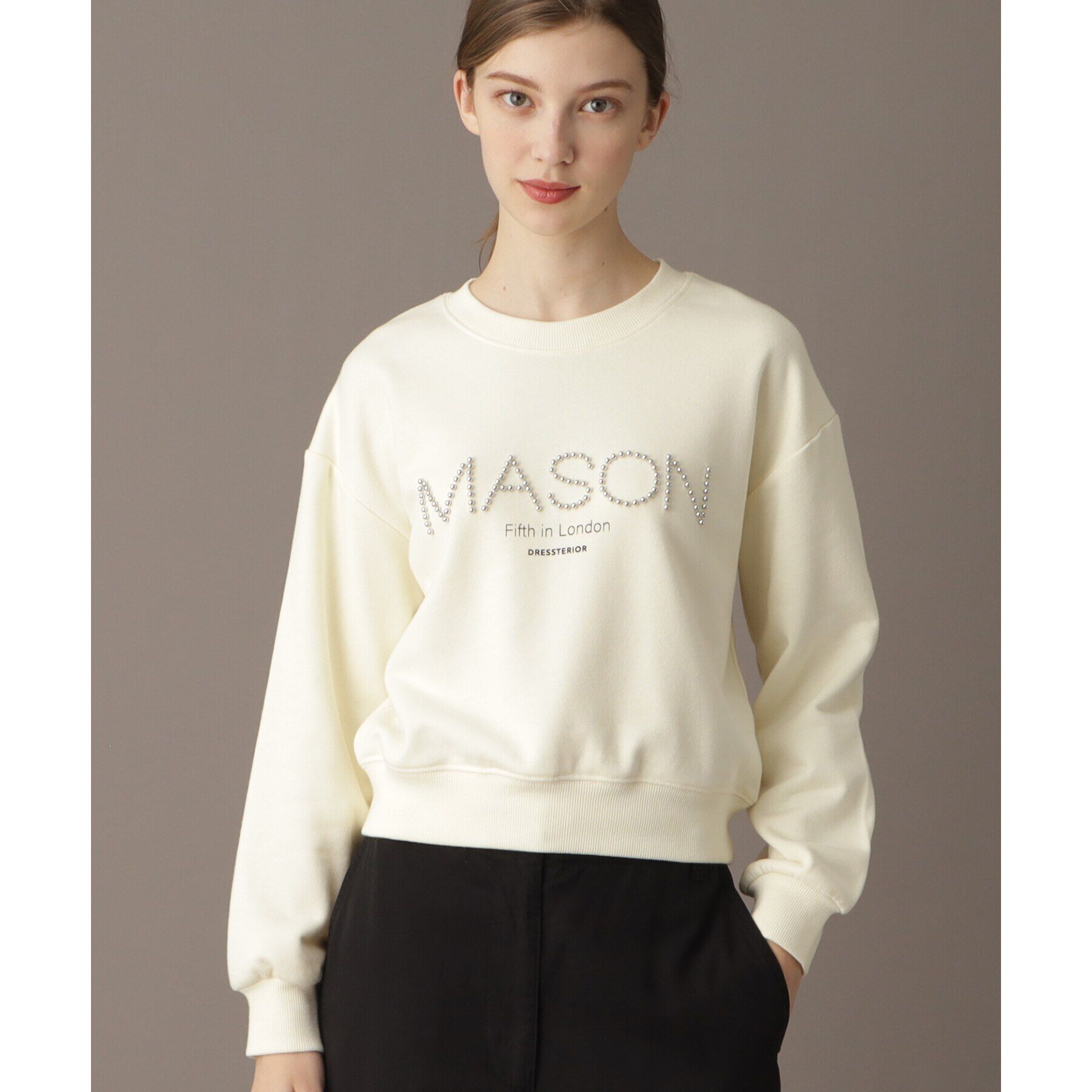 DRESSTERIOR「【洗える/ショート丈】メイソンスタッズロゴ裏毛プルオーバー」|パーカー|アイボリー(004)