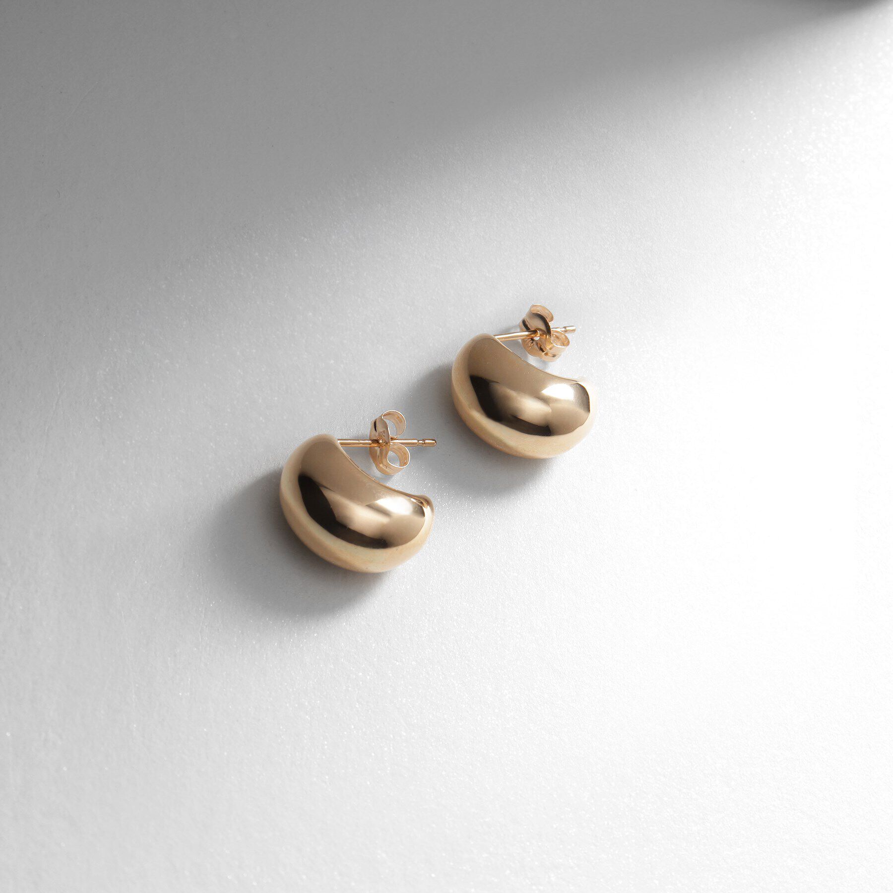 COCOSHNIK「K10中空ペアシェイプフープ スタッドピアス」|ピアス|