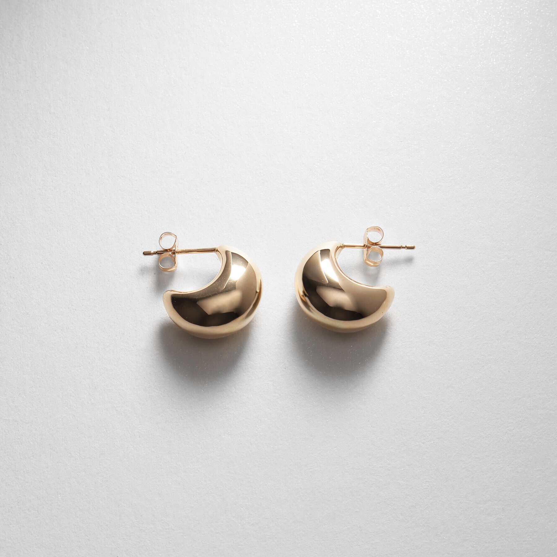 COCOSHNIK「K10中空ペアシェイプフープ スタッドピアス」|ピアス|