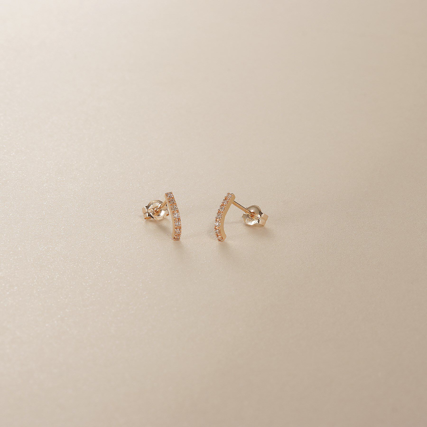 COCOSHNIK「K10ダイヤモンド カーブライン スタッドピアス細」|ピアス|イエローゴールド(1