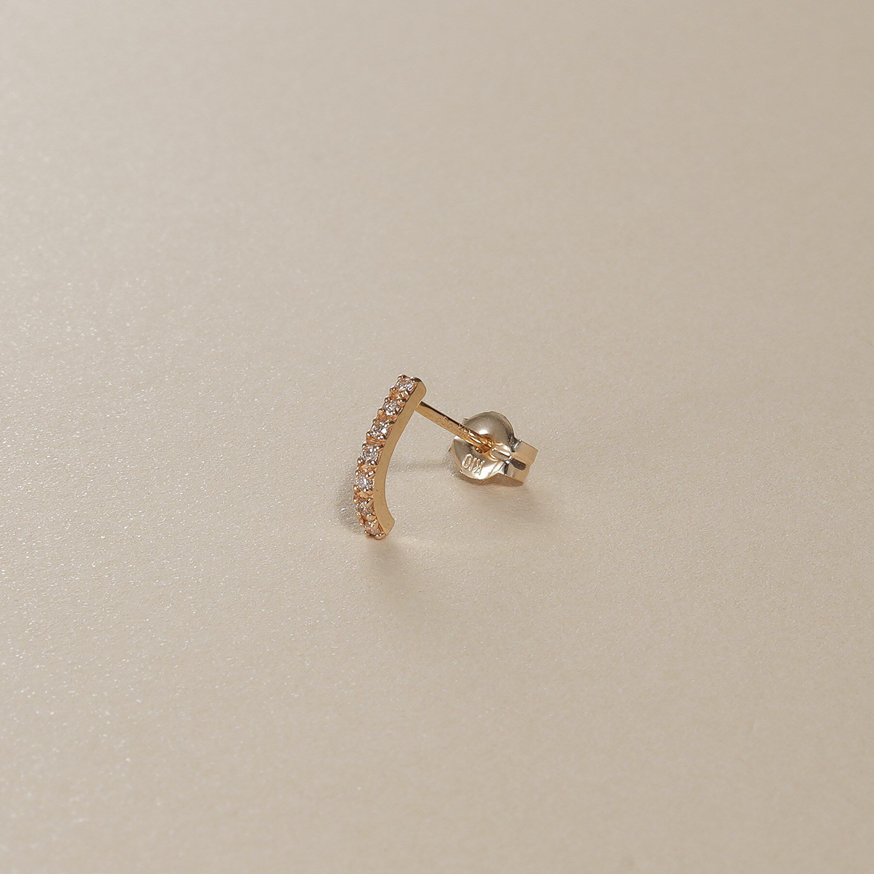 COCOSHNIK「K10ダイヤモンド カーブライン スタッドピアス細」|ピアス|