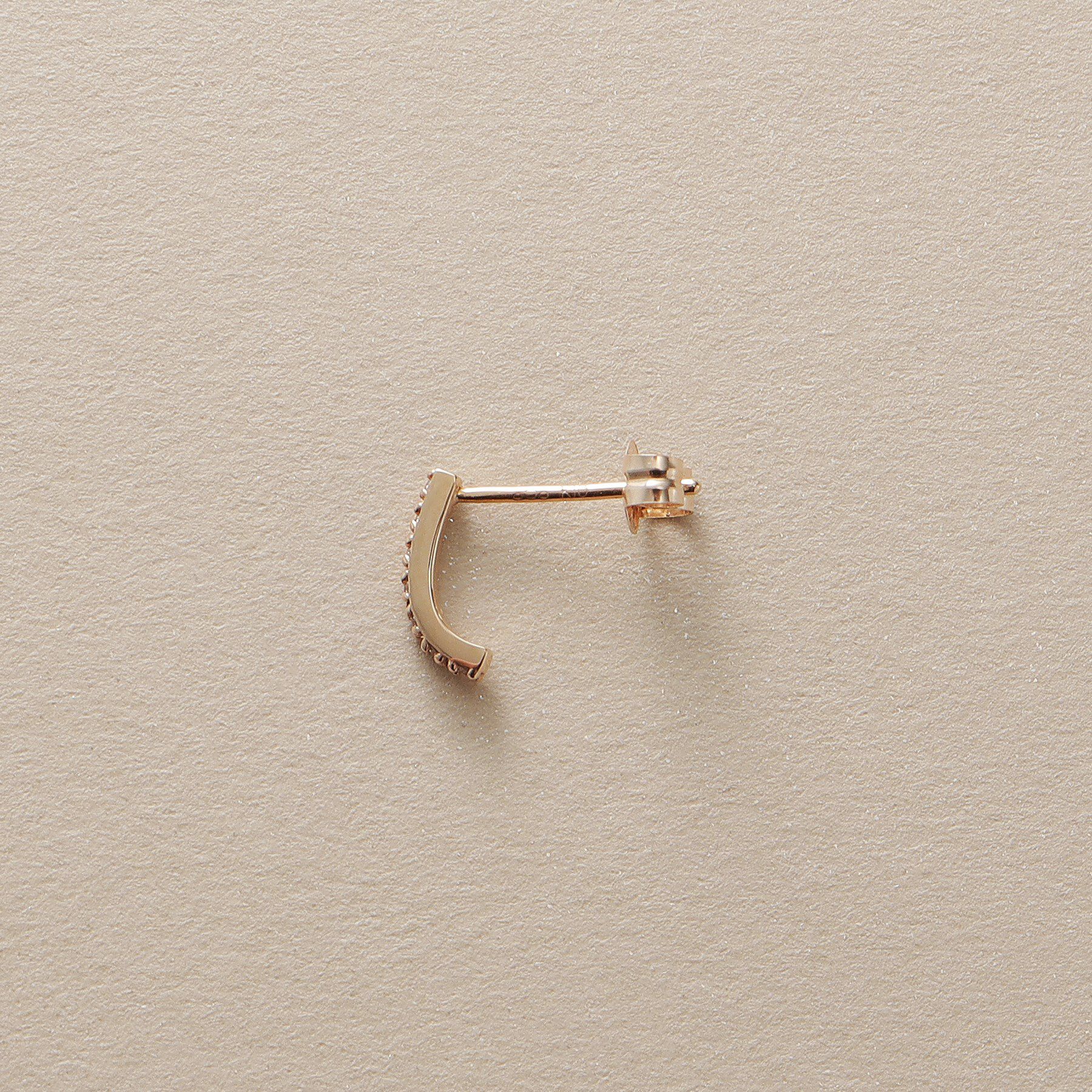 COCOSHNIK「K10ダイヤモンド カーブライン スタッドピアス細」|ピアス|