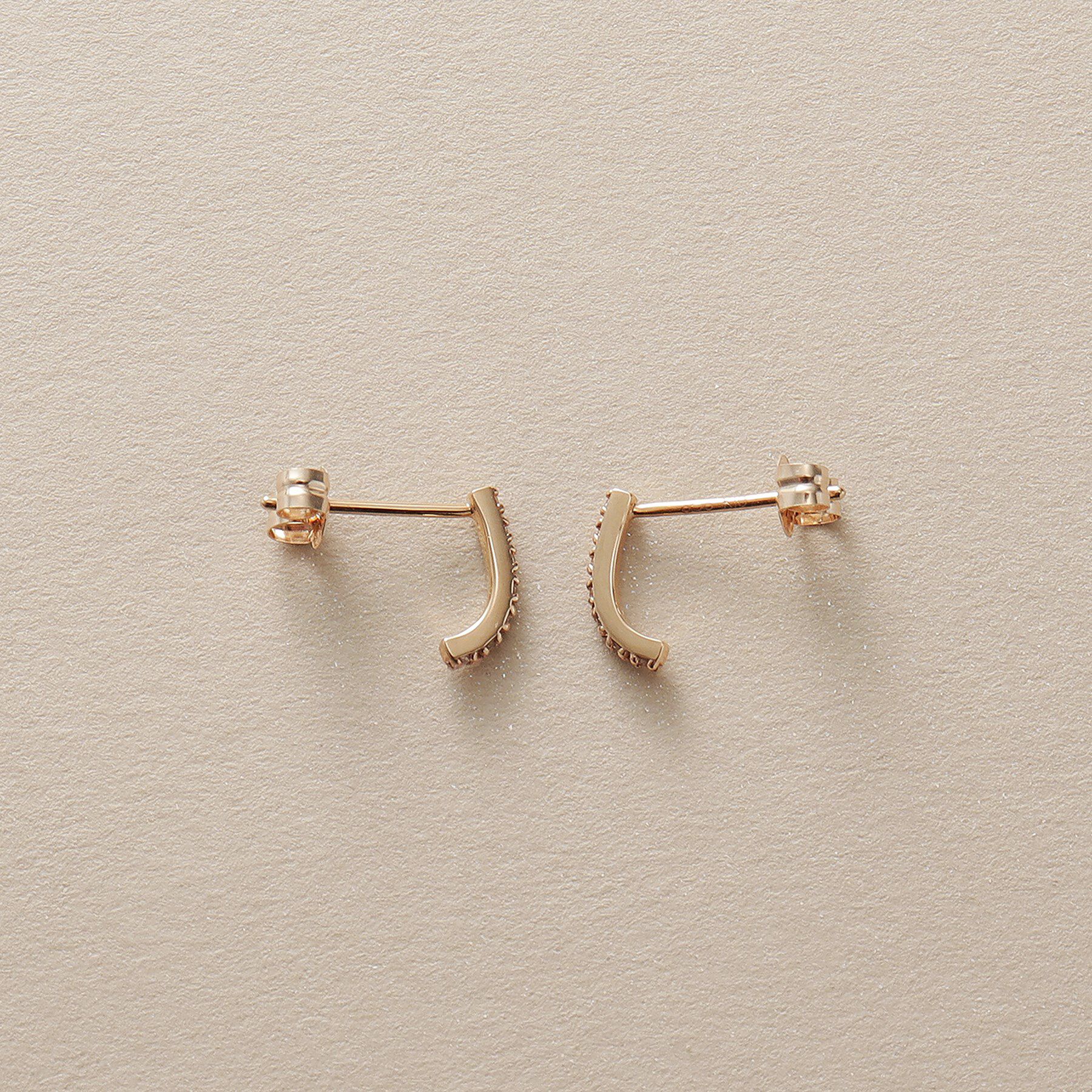 COCOSHNIK「K10ダイヤモンド カーブライン スタッドピアス細」|ピアス|