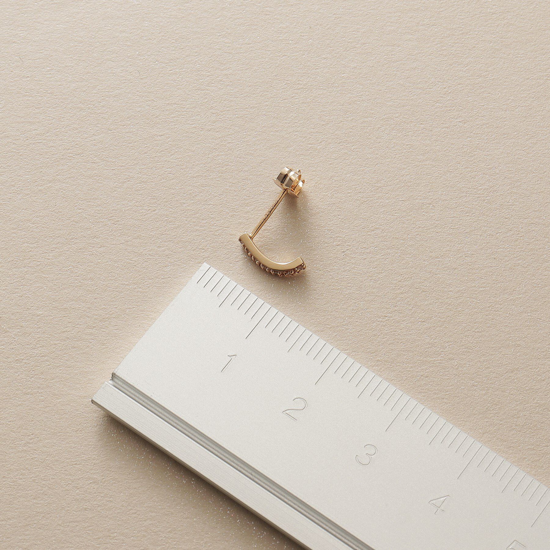 COCOSHNIK「K10ダイヤモンド カーブライン スタッドピアス細」|ピアス|