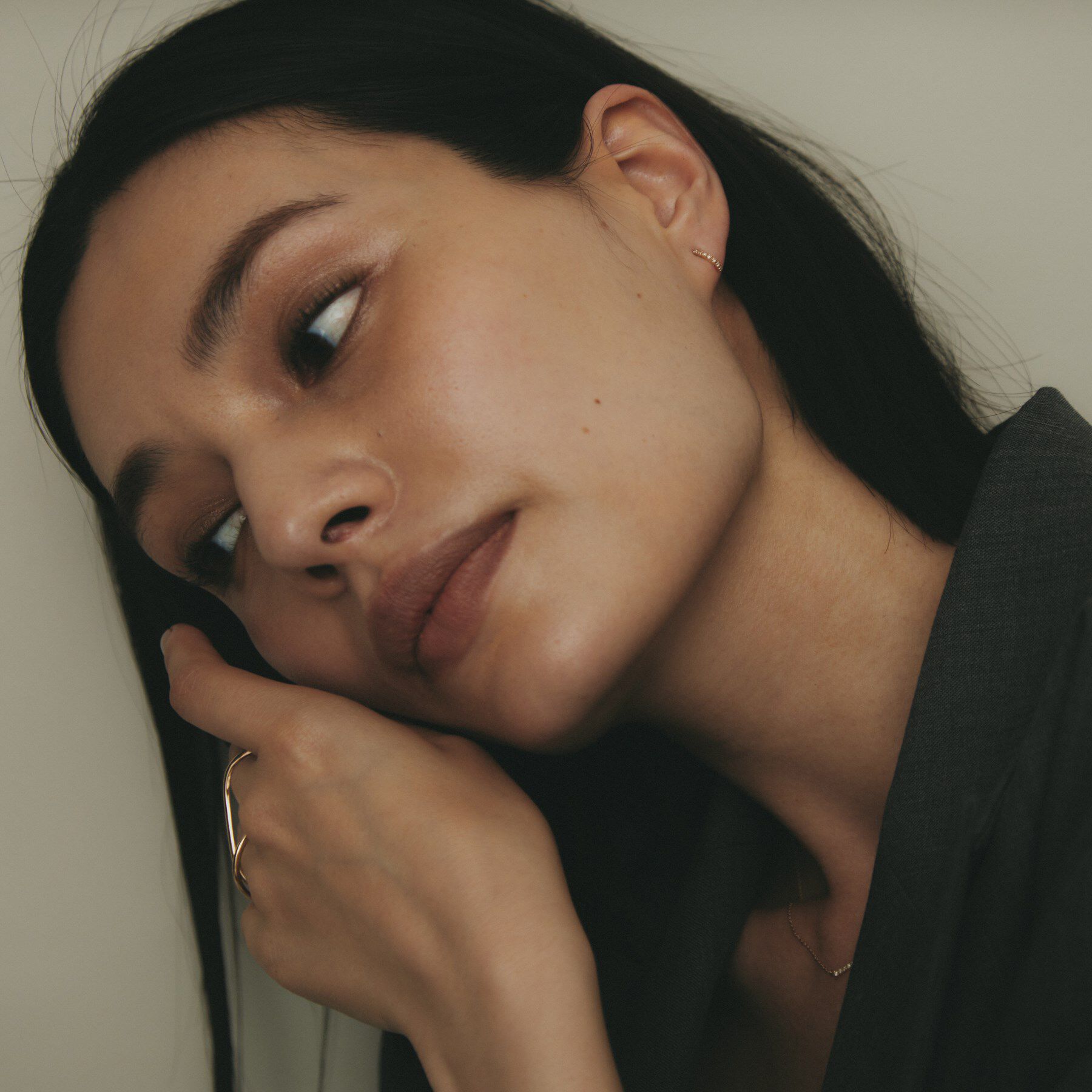 COCOSHNIK「K10ダイヤモンド カーブライン スタッドピアス細」|ピアス|