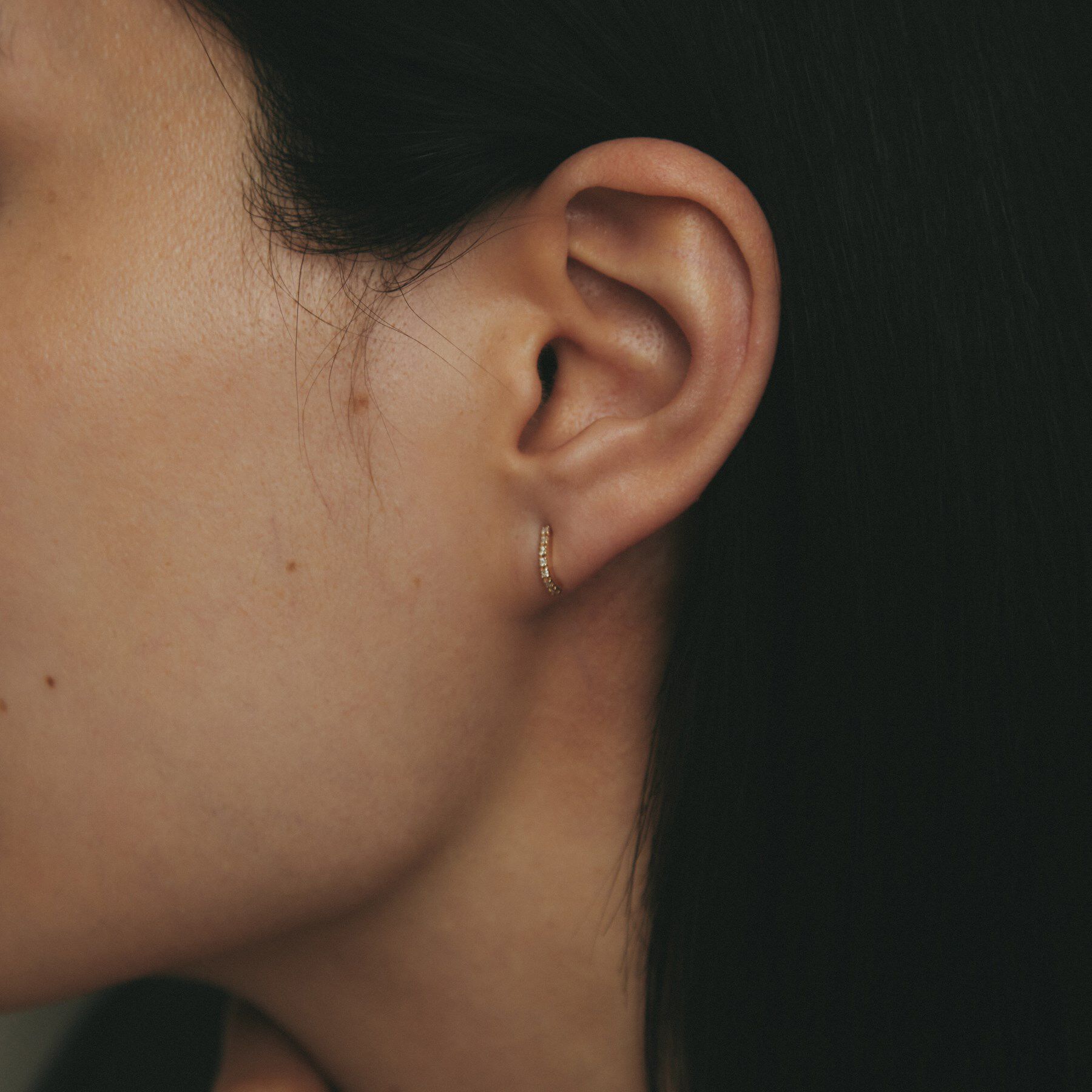 COCOSHNIK「K10ダイヤモンド カーブライン スタッドピアス細」|ピアス|