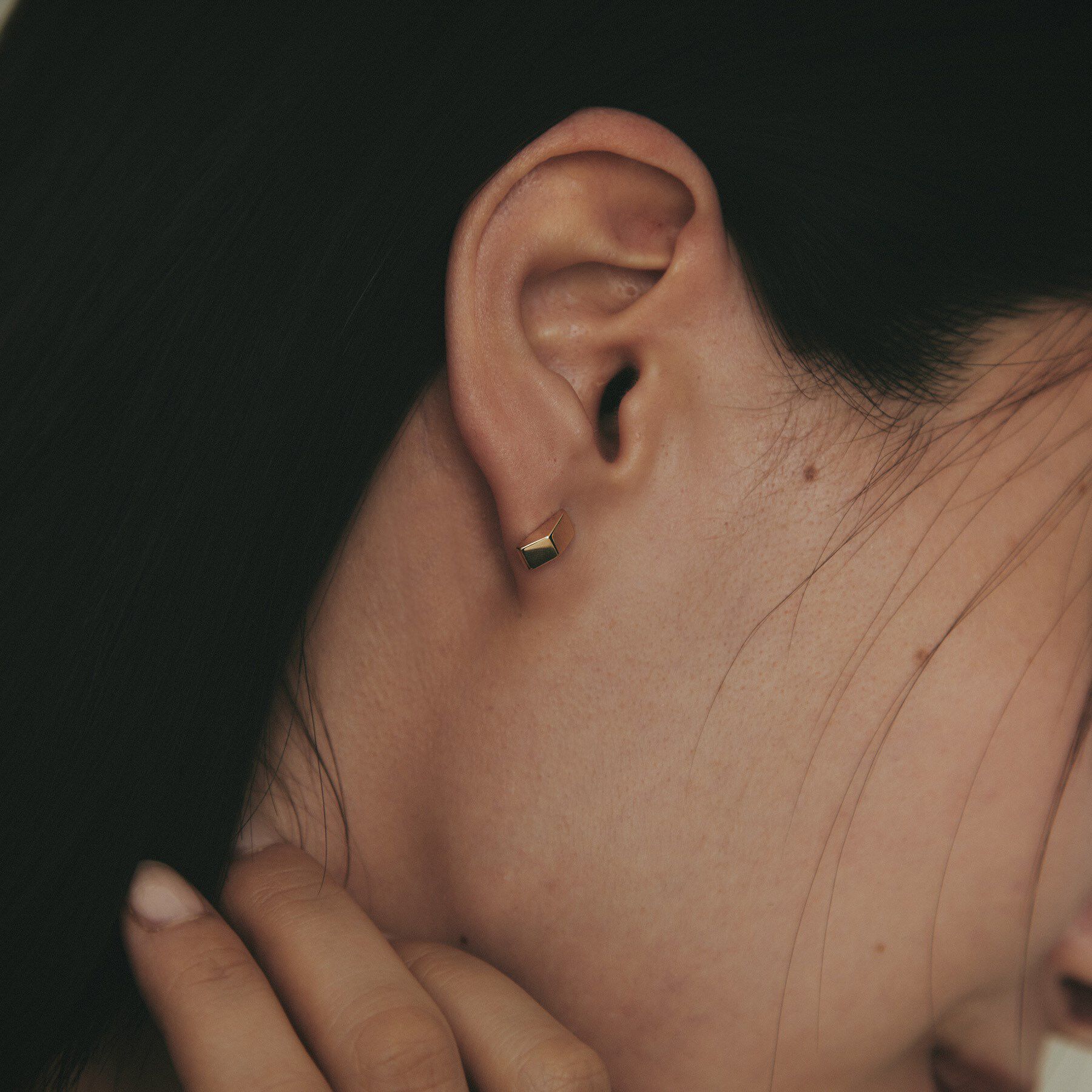 COCOSHNIK「K10中空トライアングルシェイプ スタッドピアス」|ピアス|