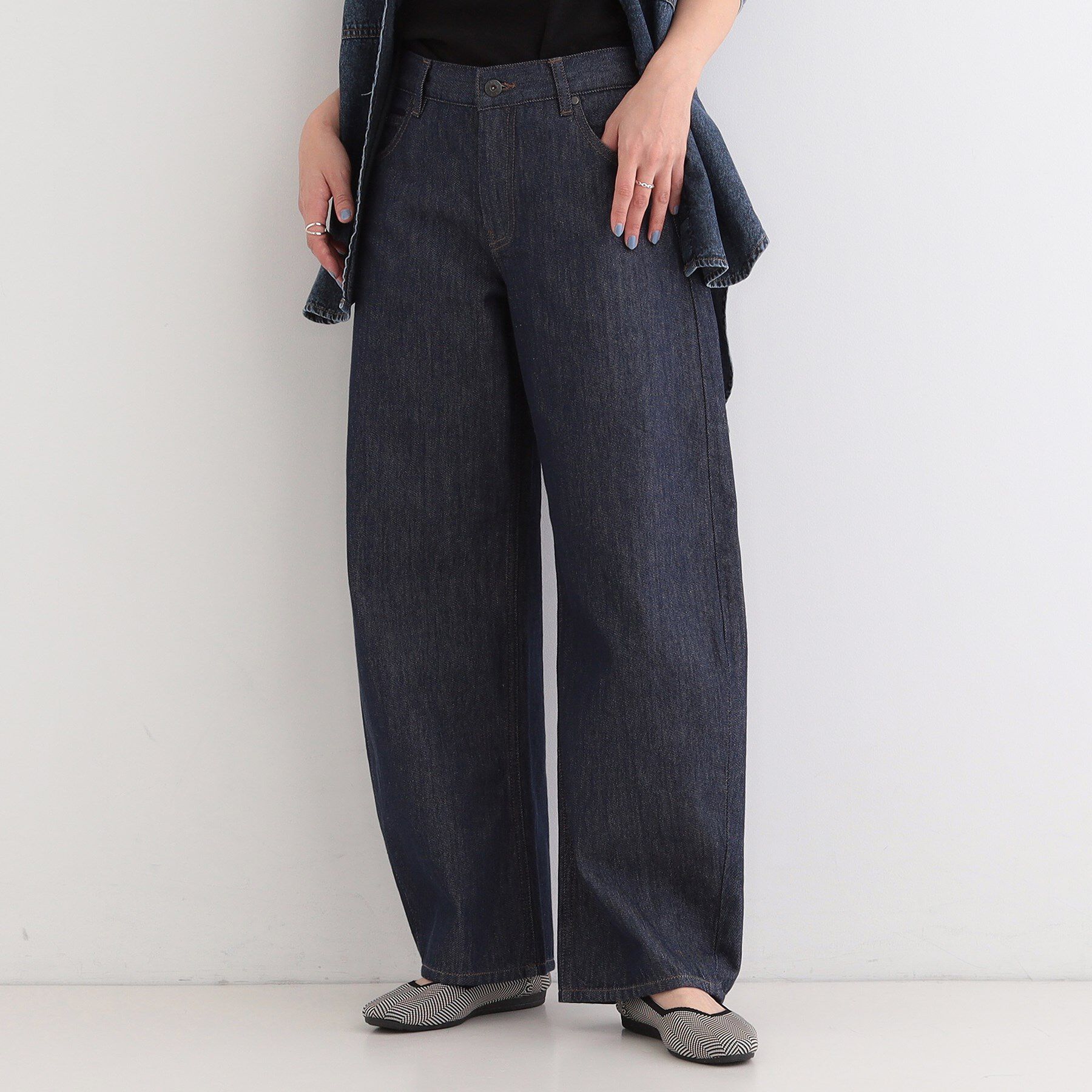 SHOO･LA･RUE「【SHOO・LA・RUE DENIM】1本でこなれシルエットに カーブデニムパンツ」|デニム|ネイビー(094)