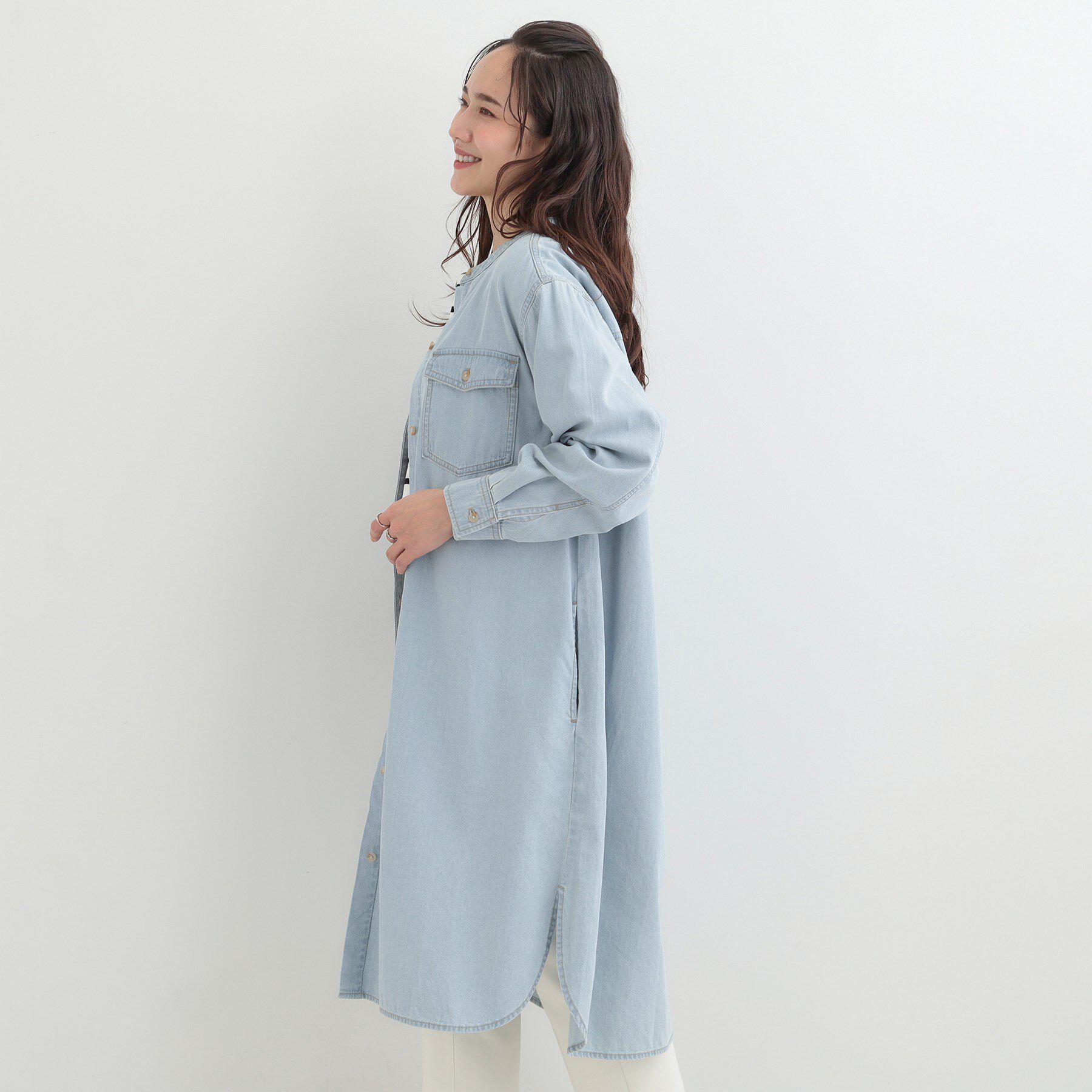 SHOO･LA･RUE「【ライトオンスデニム/S-LL】体型カバーにも 首元すっきり ロングデニムシャツワンピース」|ワンピース|