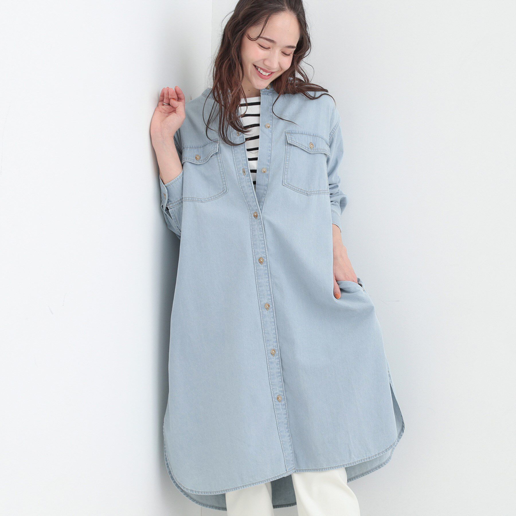 SHOO･LA･RUE「【ライトオンスデニム/S-LL】体型カバーにも 首元すっきり ロングデニムシャツワンピース」|ワンピース|ブルー(091)