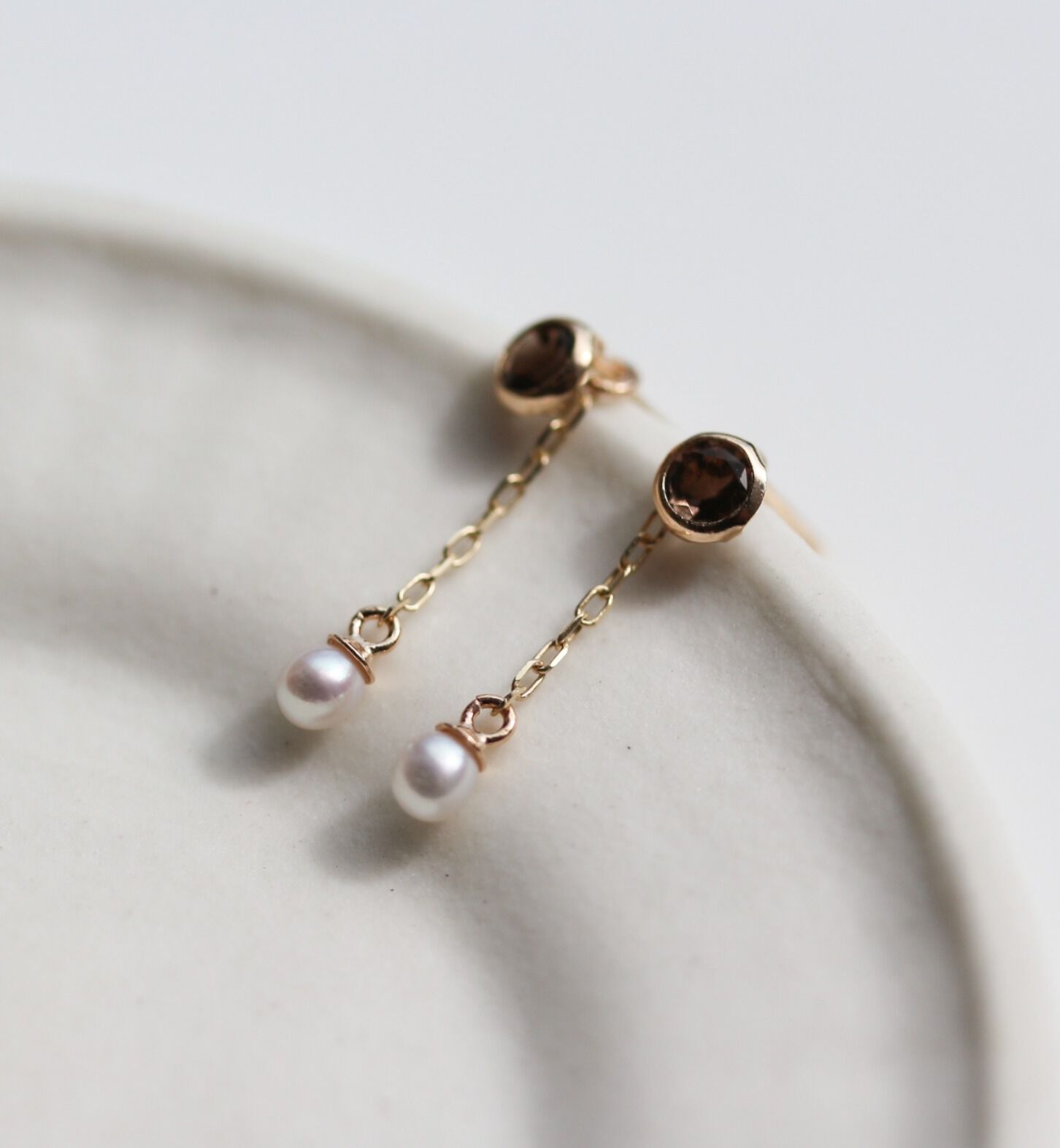  「スモーキークォーツ / パール ピアス | K10YG」|ピアス|