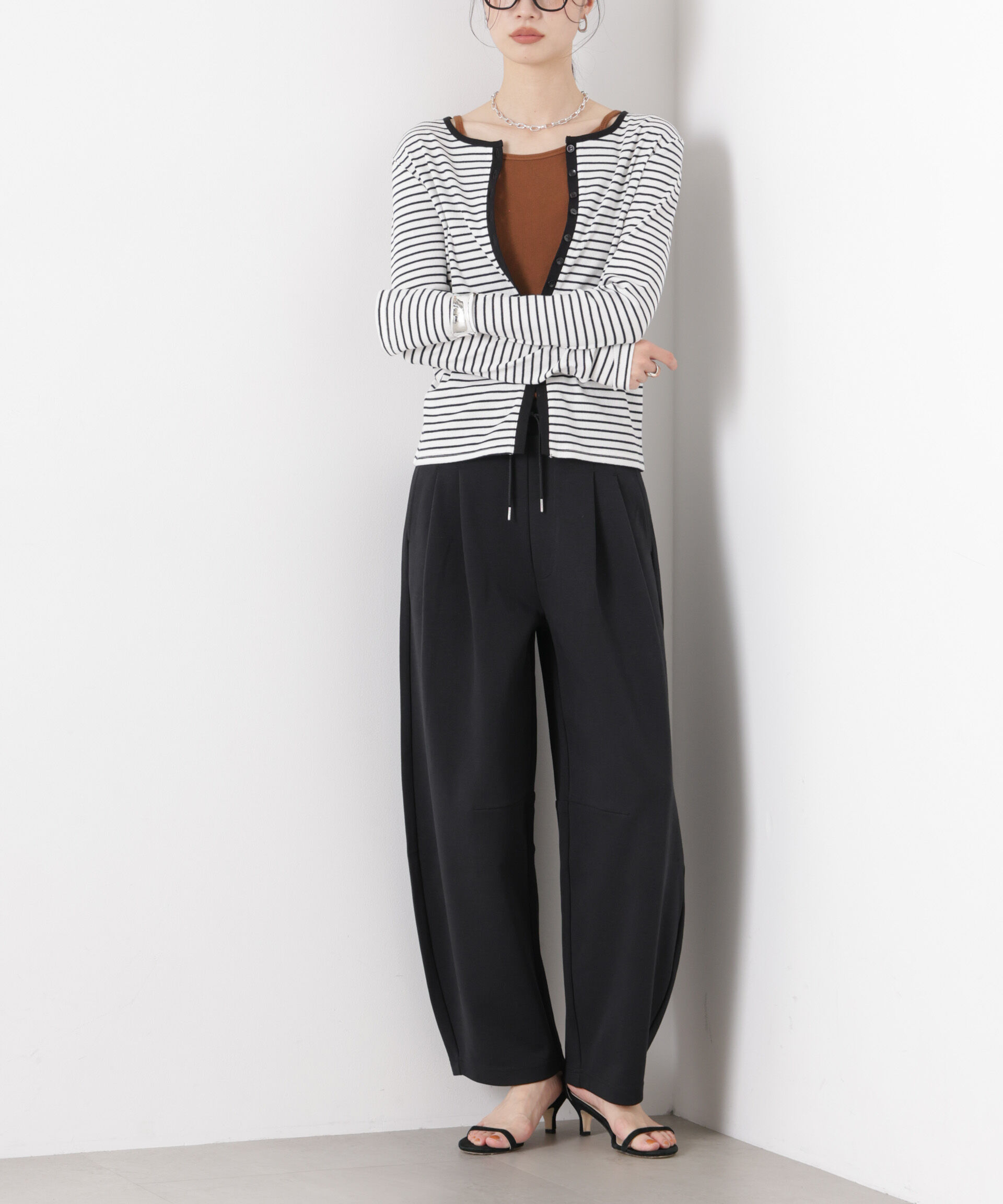 nano･universe「接触冷感ダンボールカットカーブシルエットパンツ(セットアップ可)」|チノ|ブラック