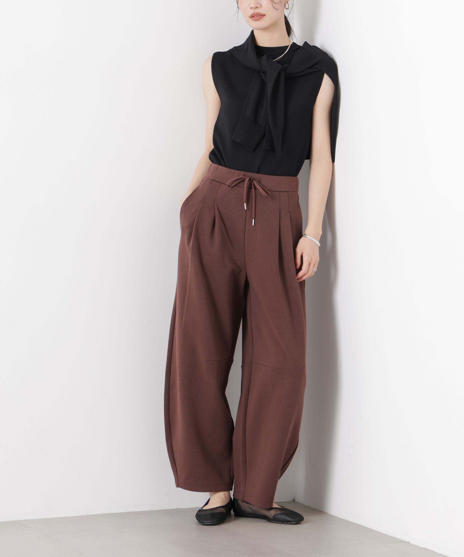 nano･universe「接触冷感ダンボールカットカーブシルエットパンツ(セットアップ可)」|チノ|ブラウン
