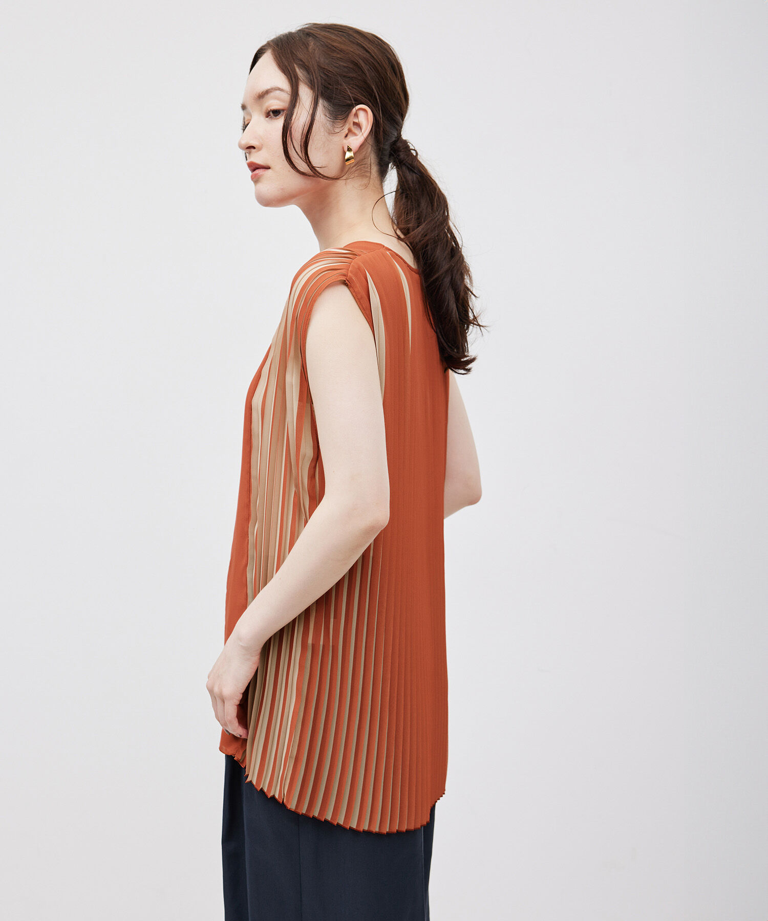 ROPE「プリーツノースリーブブラウス（バイカラー／無地）【メディア掲載】」|シャツ・ブラウス|
