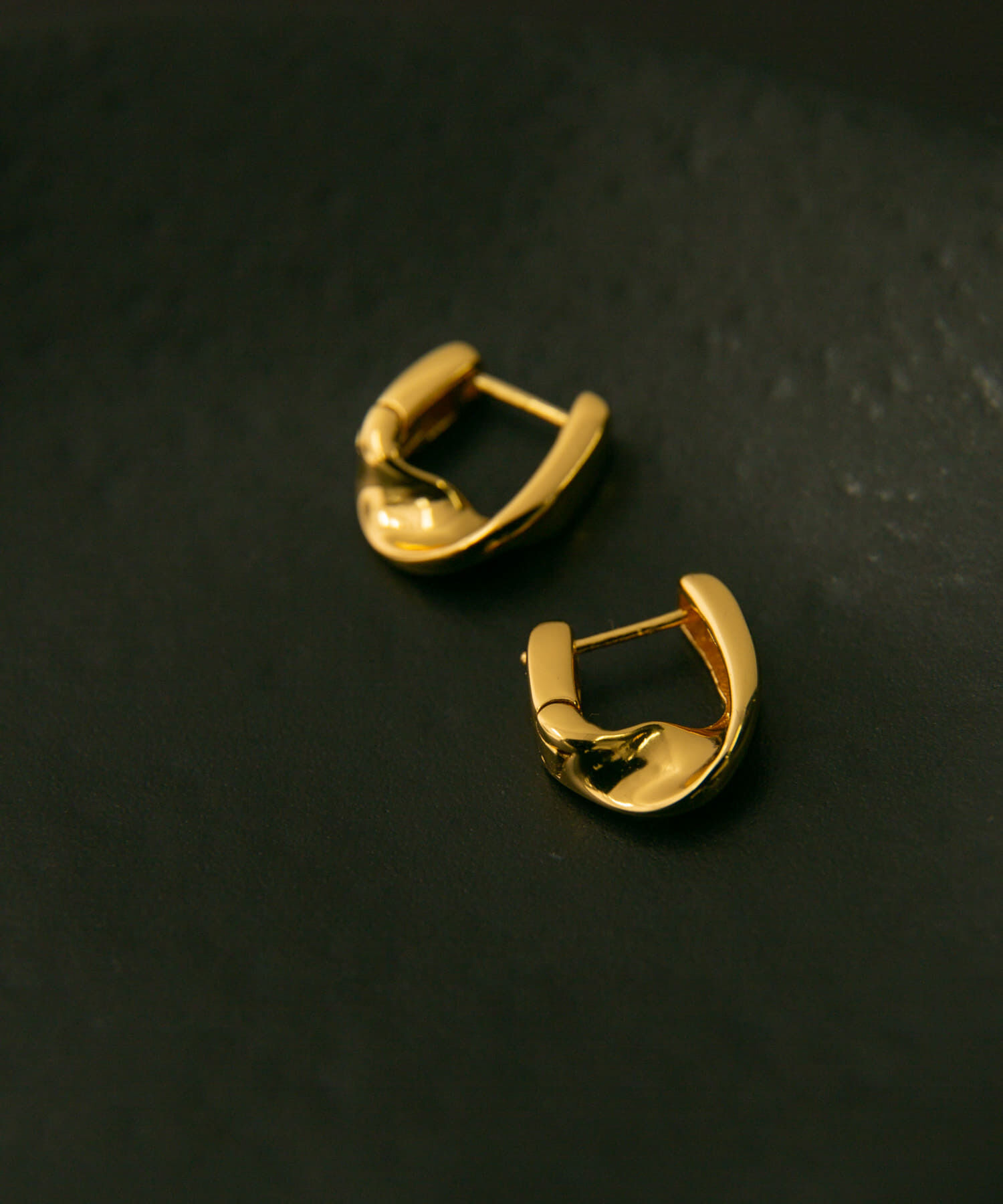 SMELLY「SMELLY so&rsquo;　twist pierce」|ピアス|