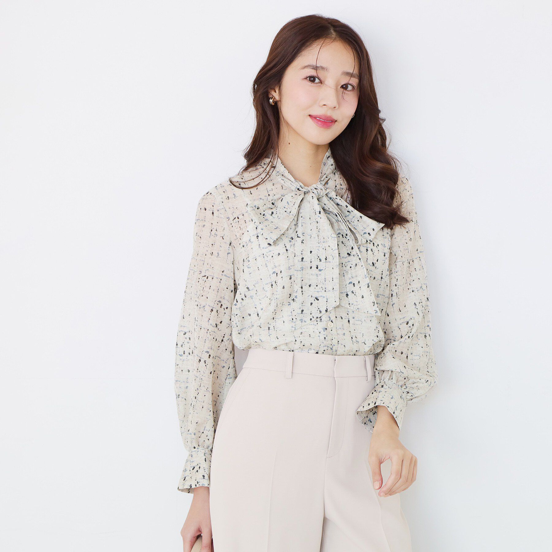 COUP DE CHANCE「【手洗い可／一枚着／ジャケットイン】プリントボウブラウス」|シャツ・ブラウス|グレージュ(150)