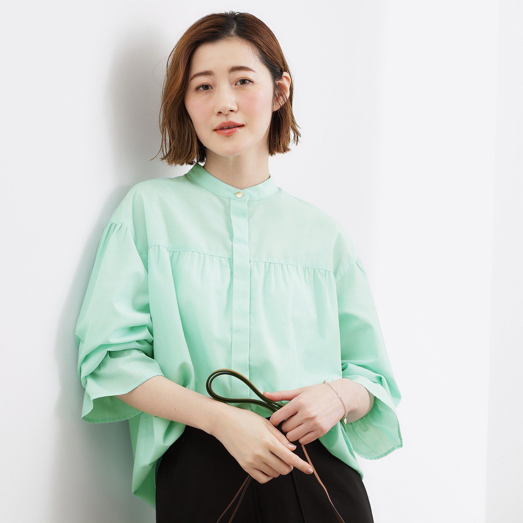 grove「【貴島明日香さん着用／イージーケア／接触冷感】麻ブレンドスタンドギャザーシャツ」|シャツ・ブラウス|