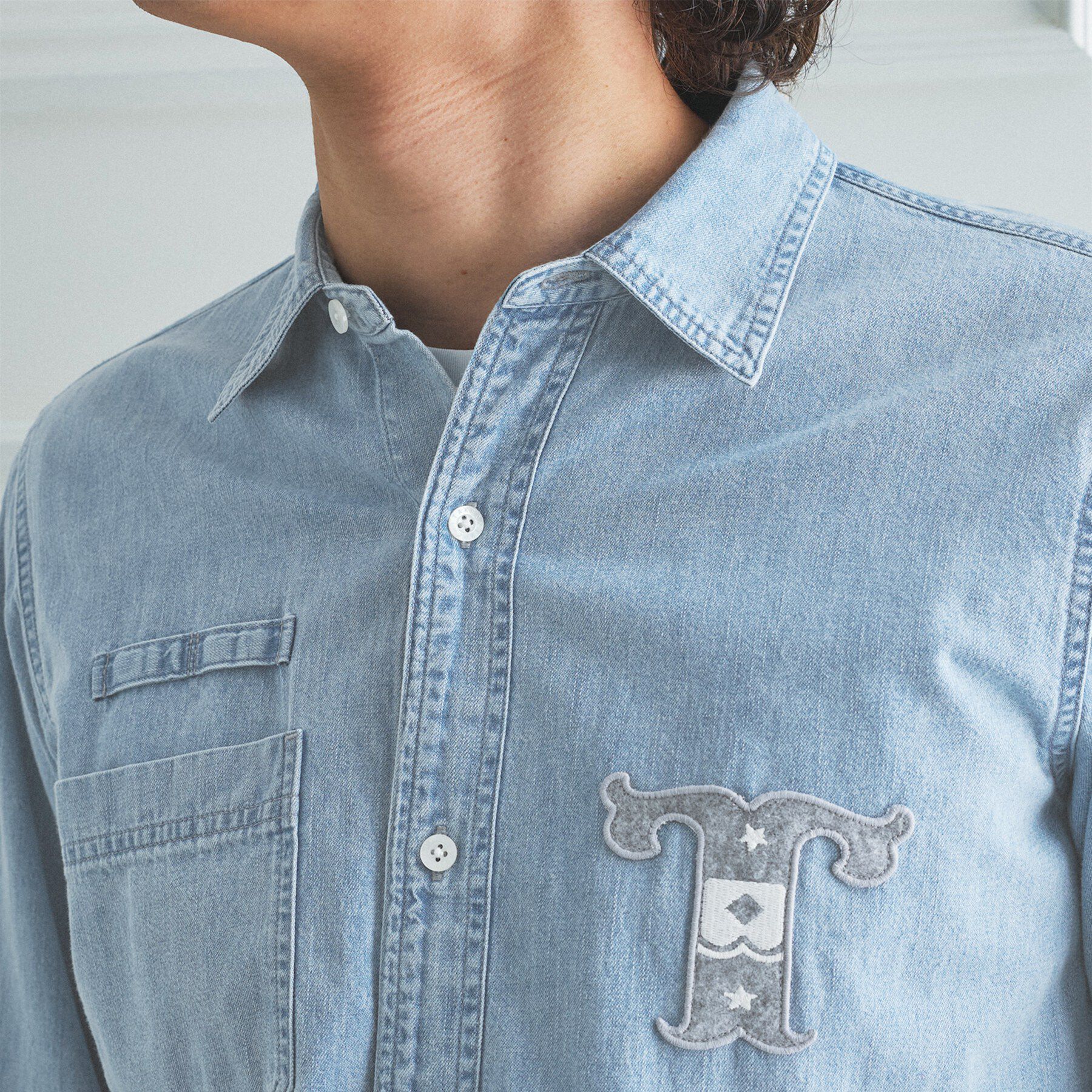 TAKEO KIKUCHI「【BOWLER HAT LABEL】Tエンブレム デニムシャツ」|シャツ・ブラウス|