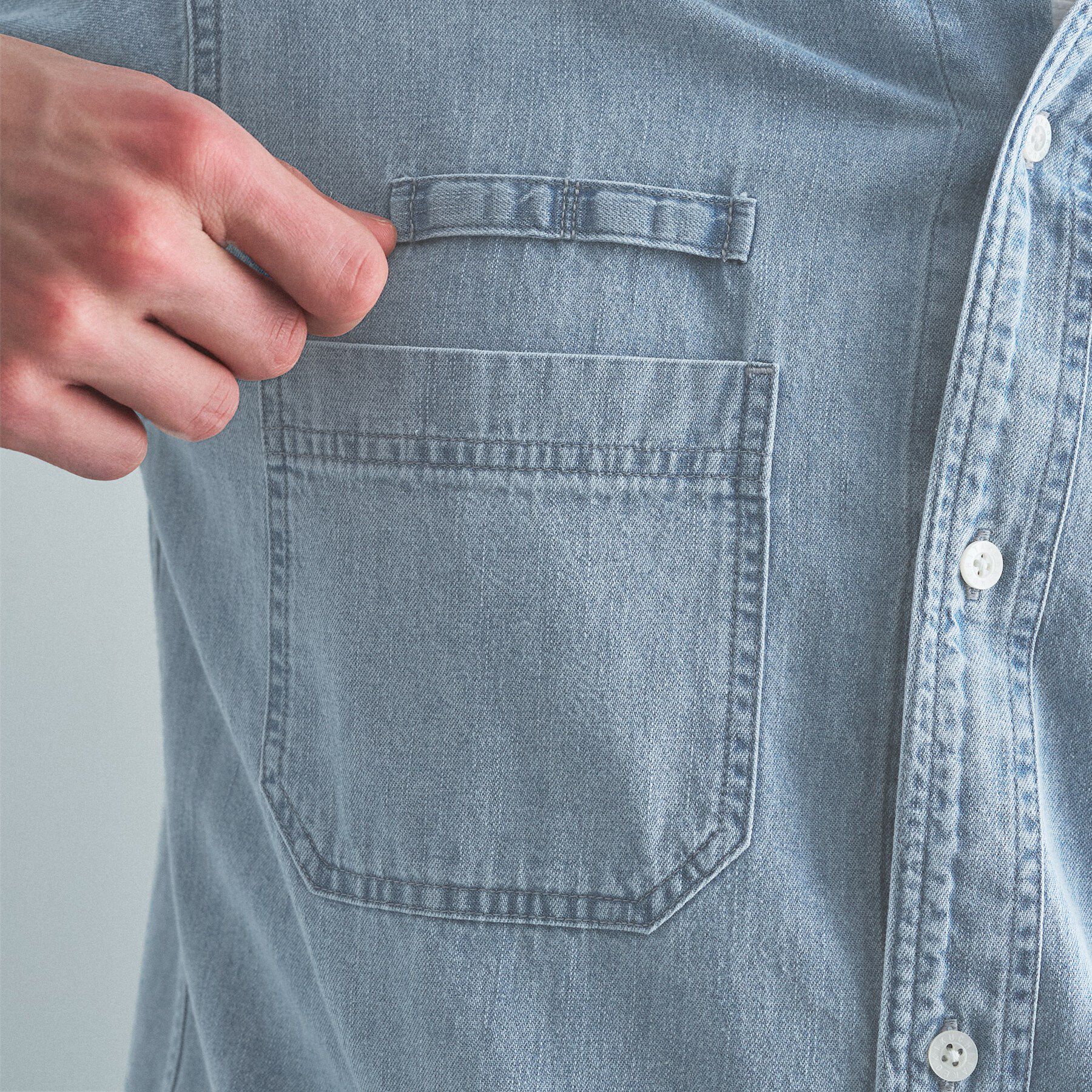 TAKEO KIKUCHI「【BOWLER HAT LABEL】Tエンブレム デニムシャツ」|シャツ・ブラウス|