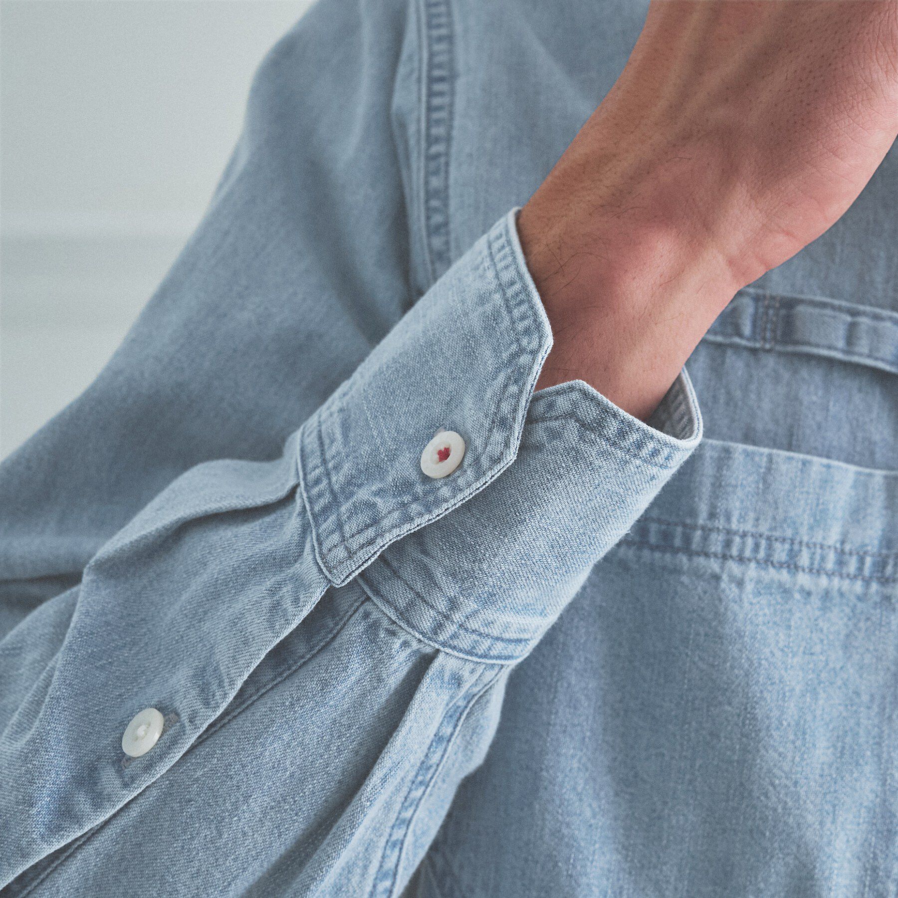 TAKEO KIKUCHI「【BOWLER HAT LABEL】Tエンブレム デニムシャツ」|シャツ・ブラウス|