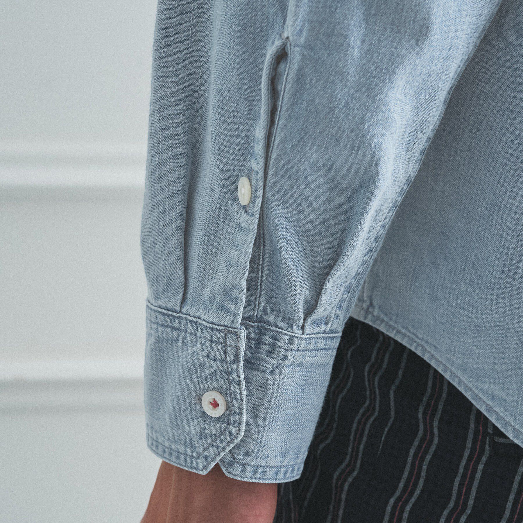 TAKEO KIKUCHI「【BOWLER HAT LABEL】Tエンブレム デニムシャツ」|シャツ・ブラウス|