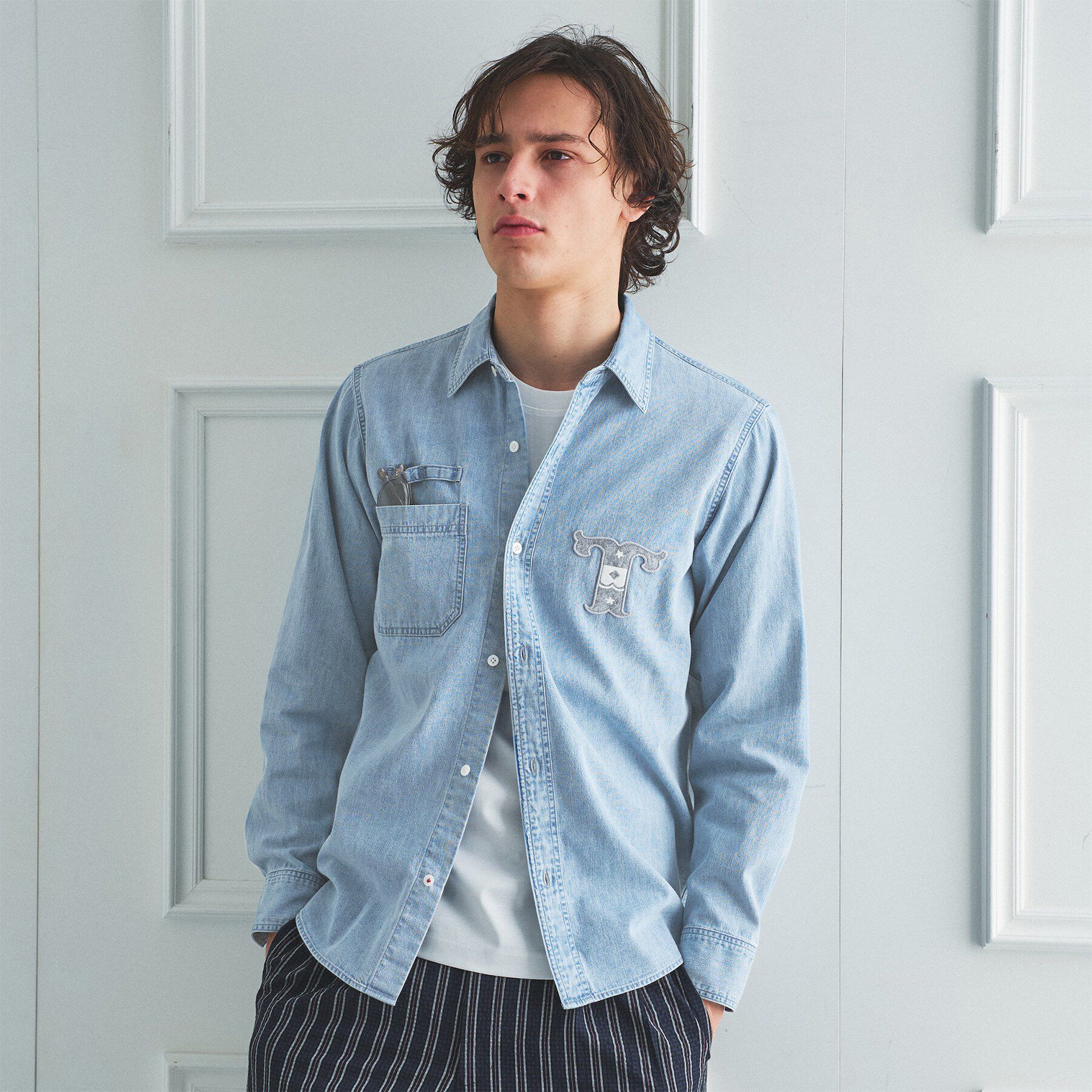 TAKEO KIKUCHI「【BOWLER HAT LABEL】Tエンブレム デニムシャツ」|シャツ・ブラウス|