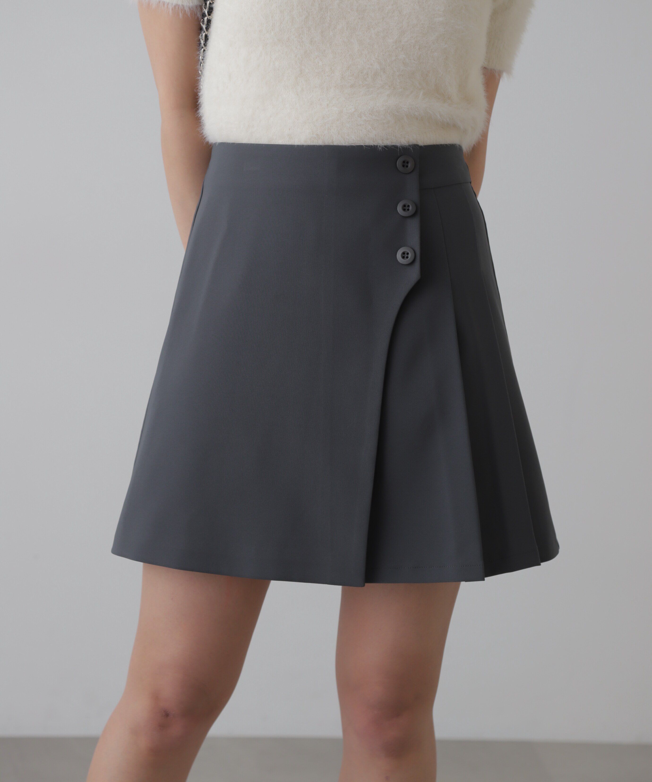  「サイドボタンラップミニプリーツスカート」|スカート|チャコールグ
