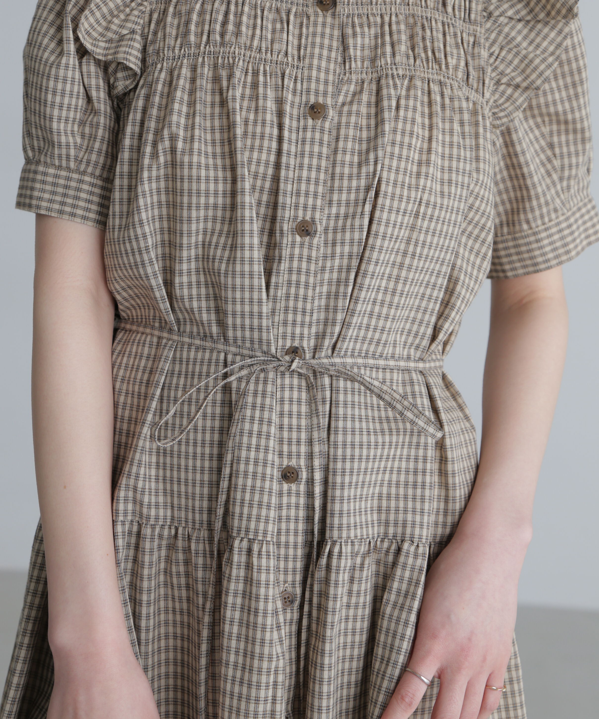  「ミニチェック肩フリルティアードミニワンピース」|ワンピース|