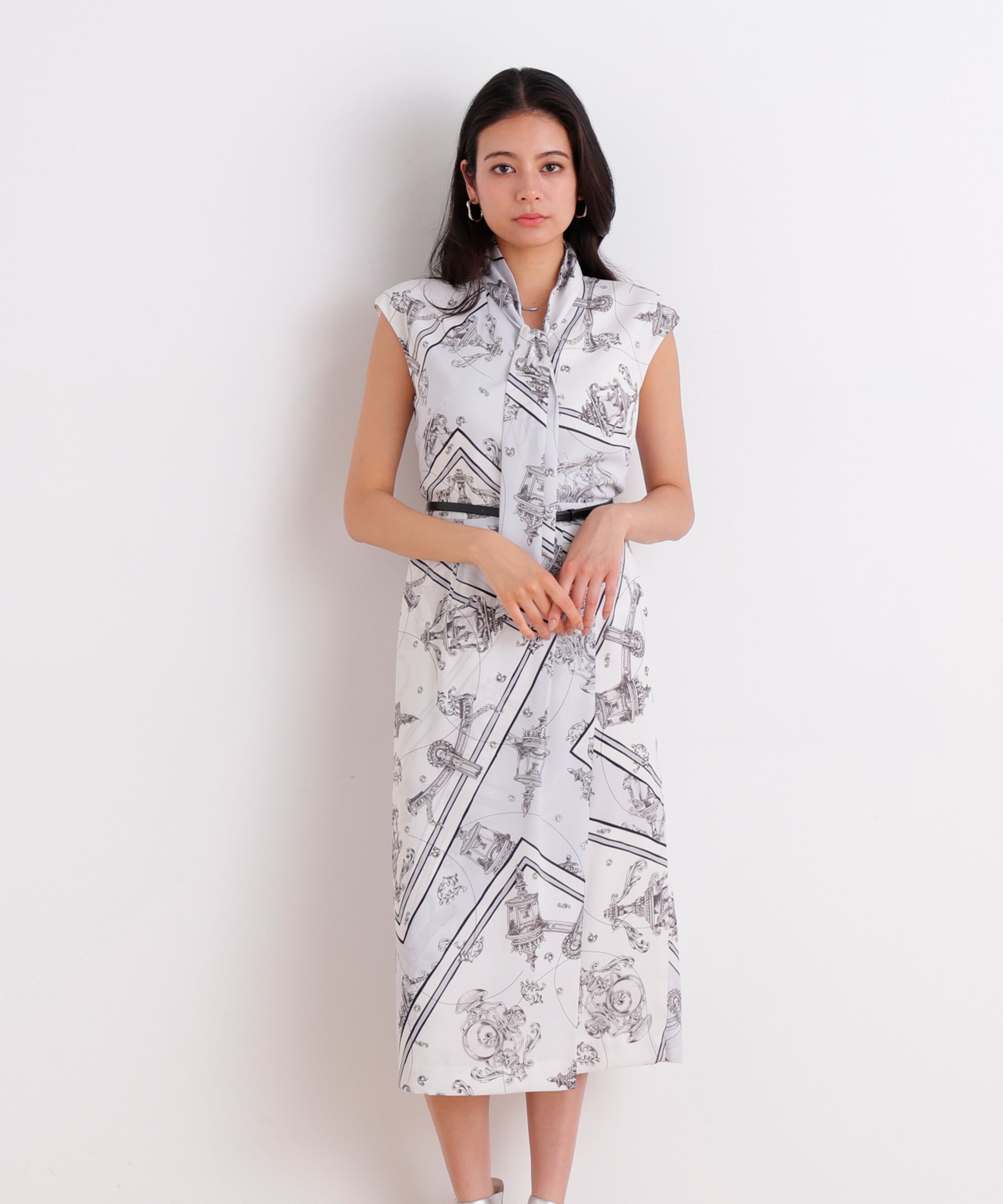  「<追加生産予約>［美香さん着用］バロックスカーフプリントワンピース」|ワンピース|