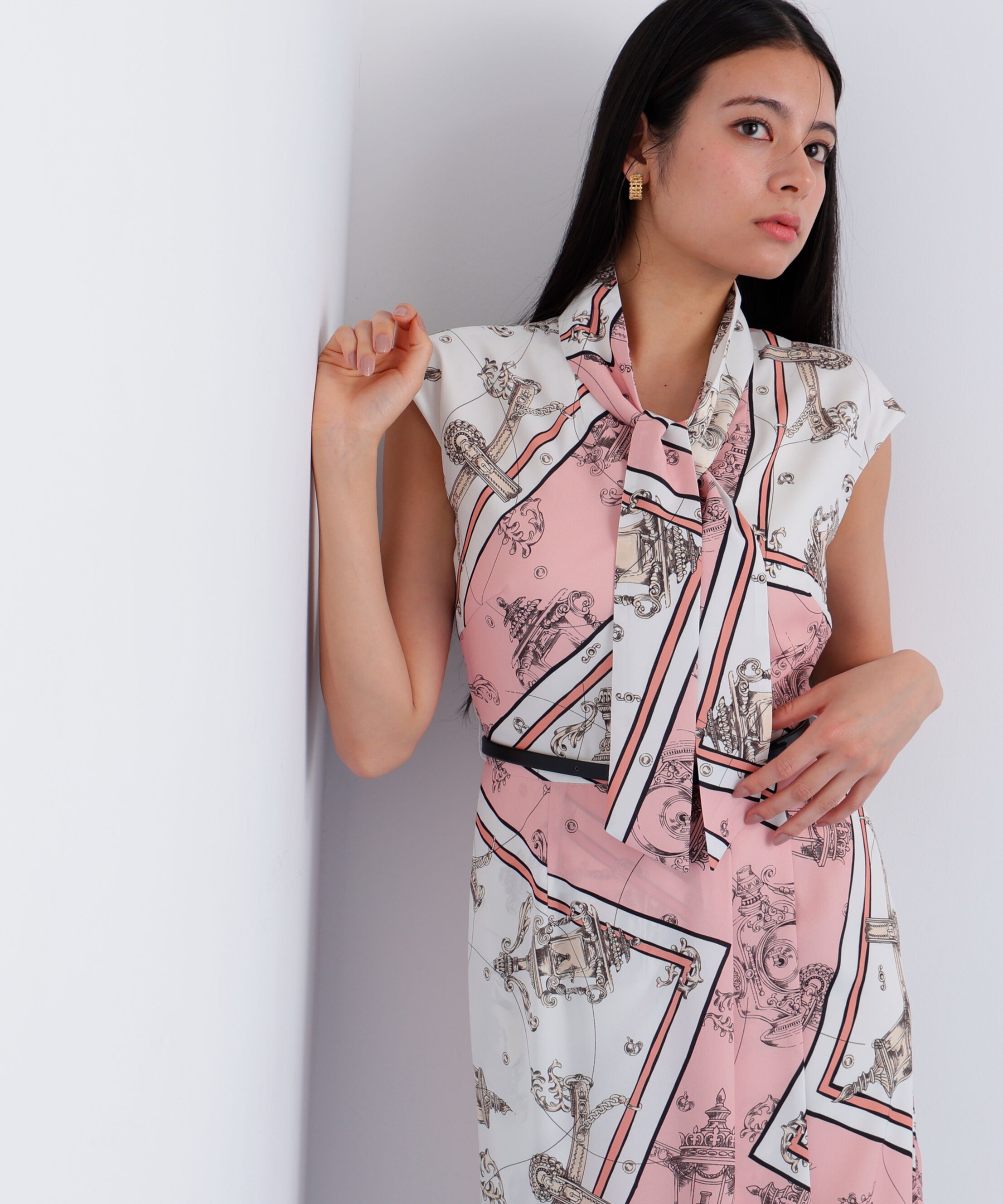  「<追加生産予約>［美香さん着用］バロックスカーフプリントワンピース」|ワンピース|