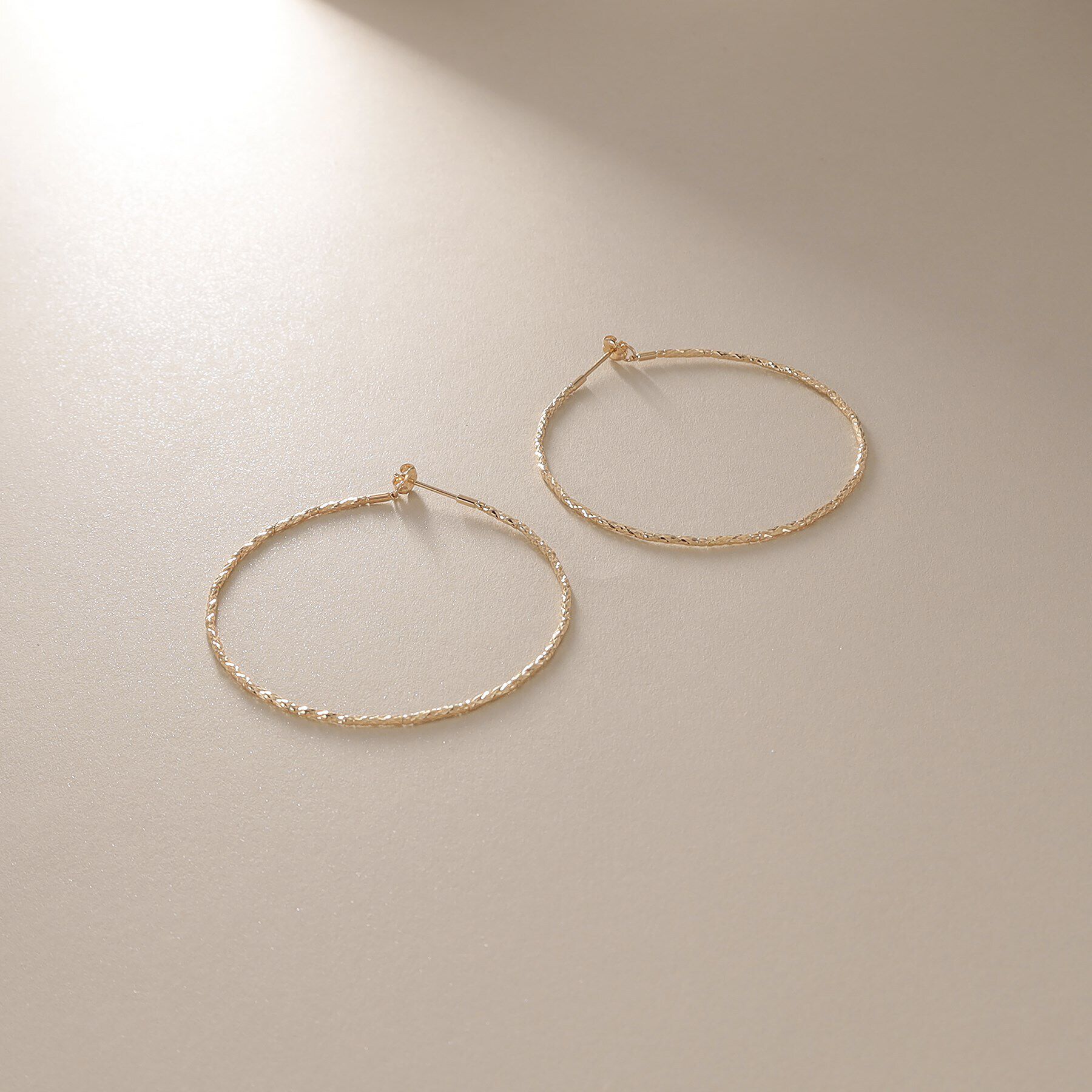 COCOSHNIK「K18ミラーカットビーズ フープピアス（中）」|ピアス|