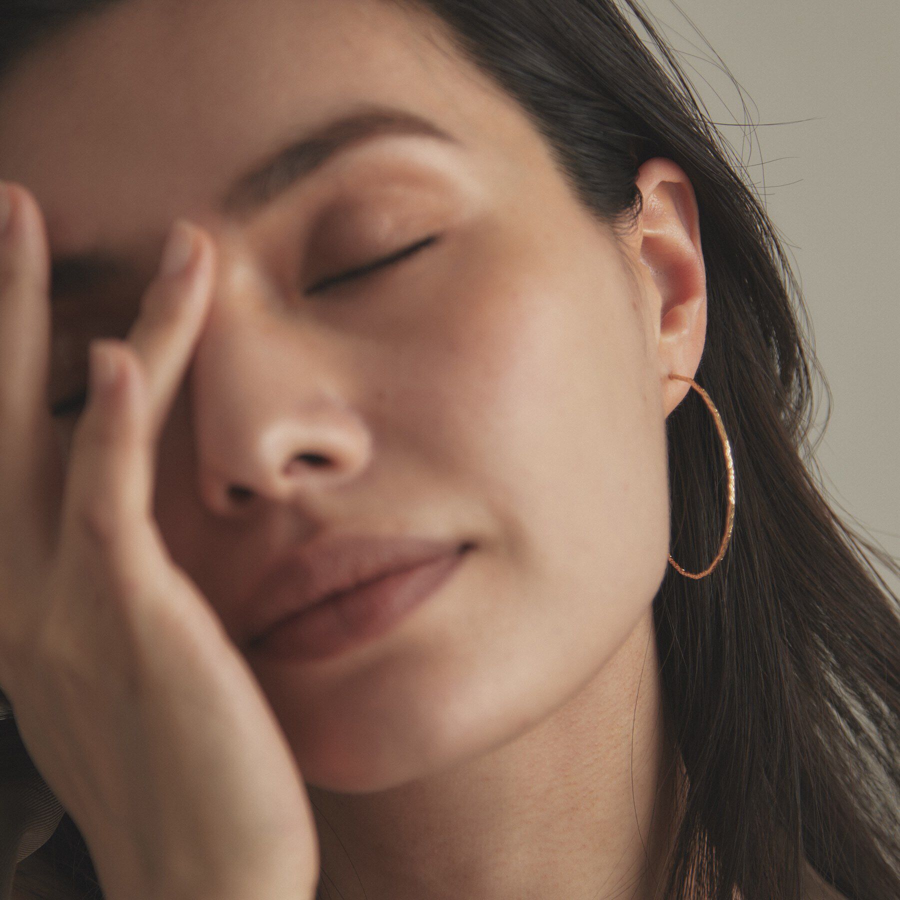 COCOSHNIK「K18ミラーカットビーズ フープピアス（中）」|ピアス|