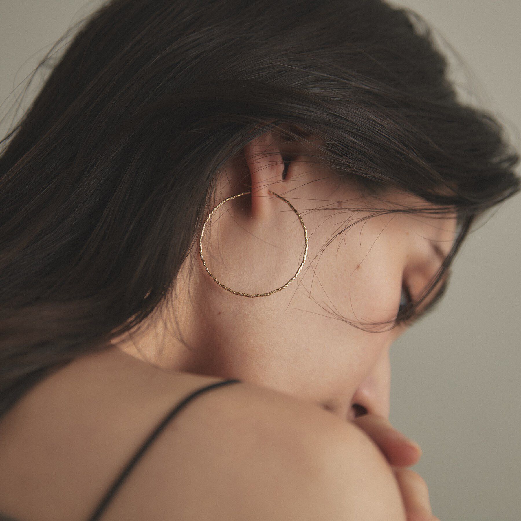 COCOSHNIK「K18ミラーカットビーズ フープピアス（中）」|ピアス|