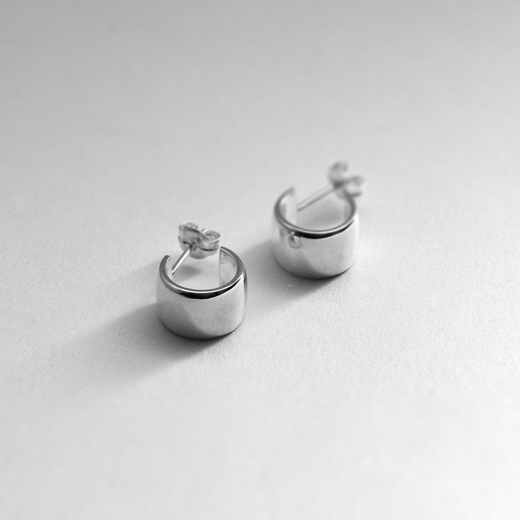 COCOSHNIK ONKITSCH「シルバー スモールフープ ワイドピアス」|ピアス|