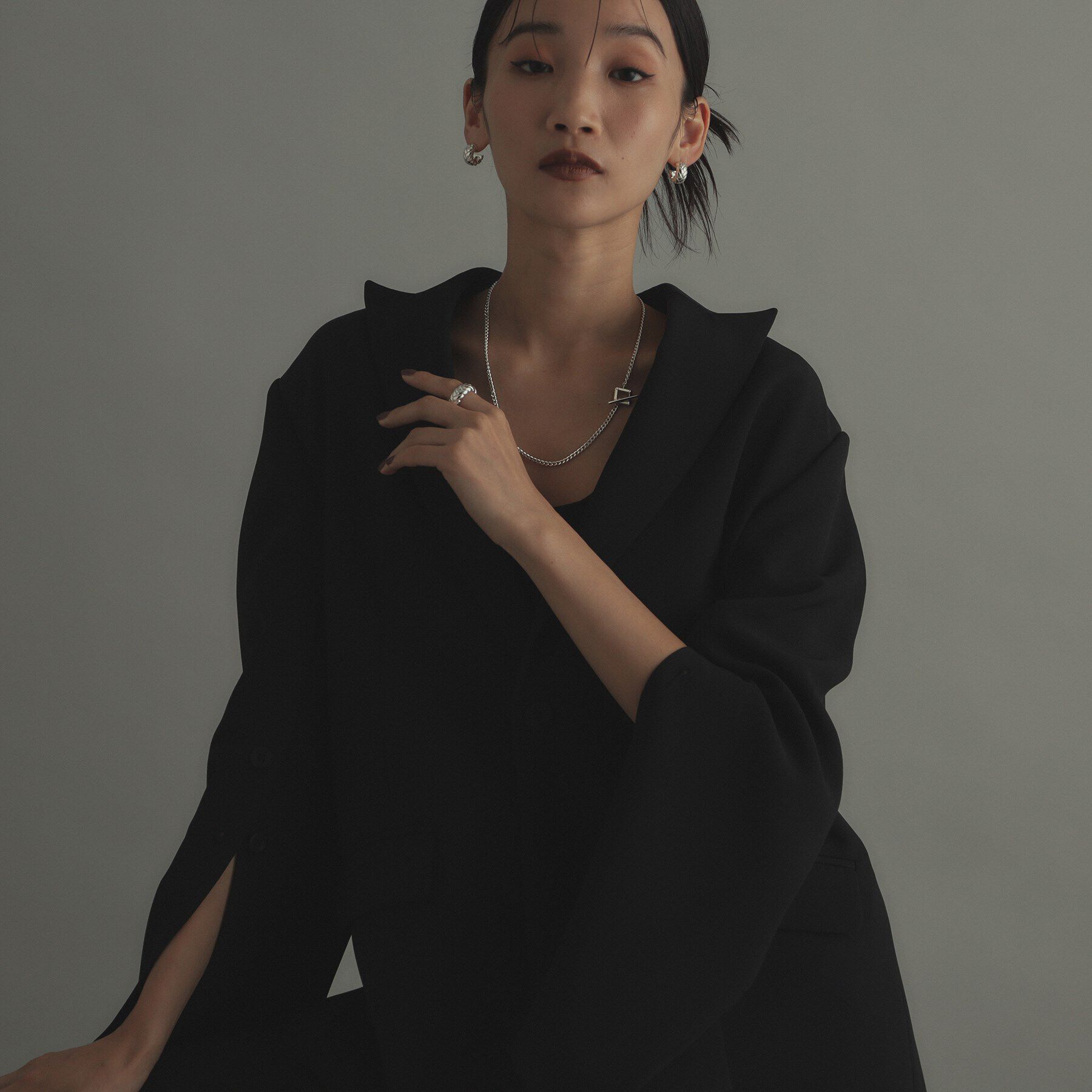 COCOSHNIK ONKITSCH「シルバー ブリックモチーフ フープピアス」|ピアス|