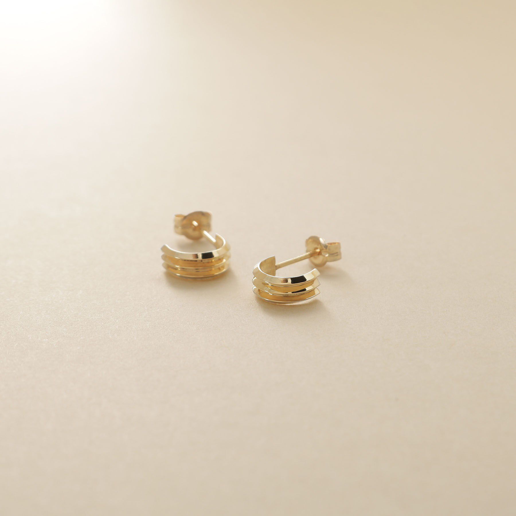 COCOSHNIK ONKITSCH「K10トリプルリッジピアス」|ピアス|イエローゴールド(1