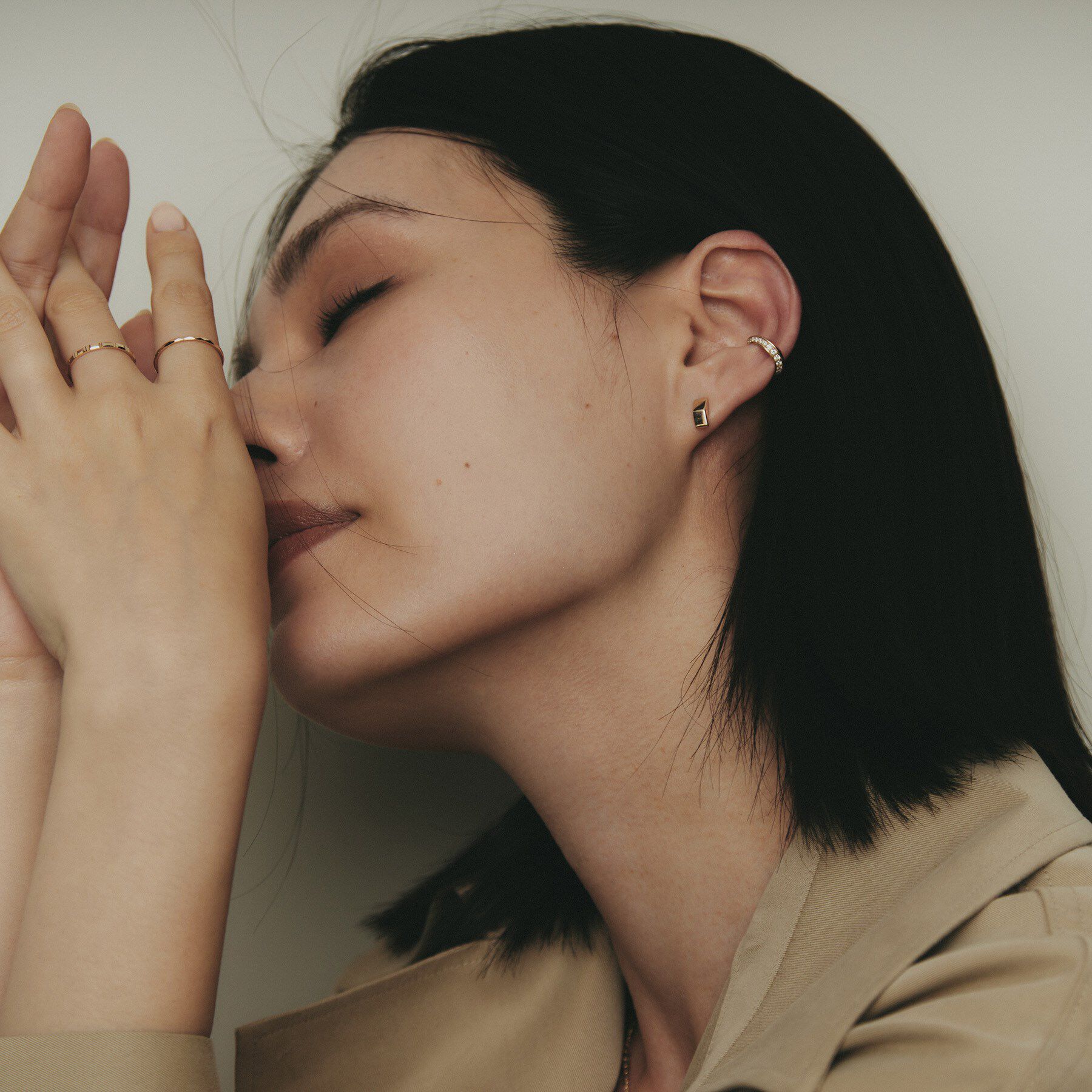 COCOSHNIK「K10中空トライアングルシェイプ スタッドピアス」|ピアス|