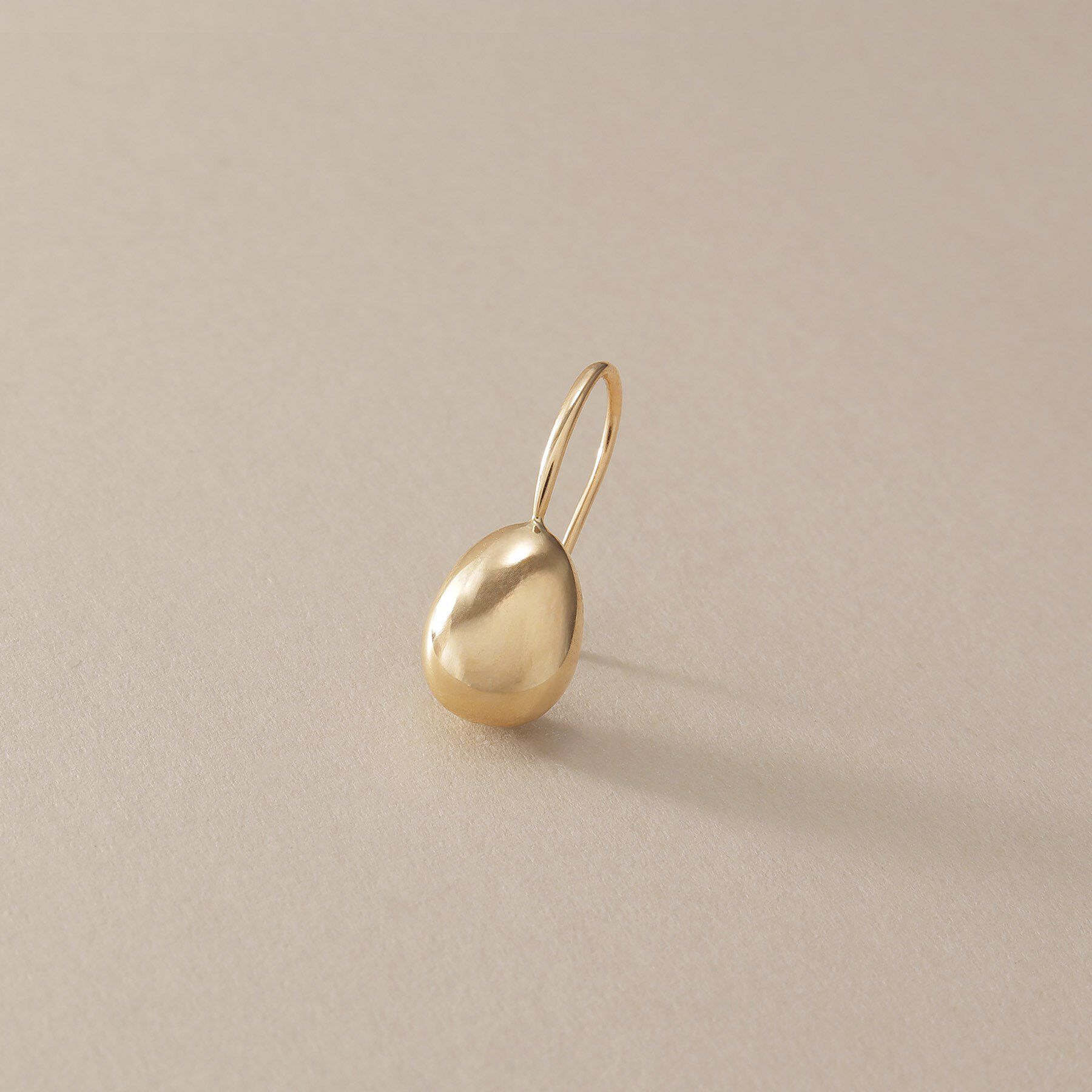 COCOSHNIK「K10中空エッグシェイプ フックピアス」|ピアス|