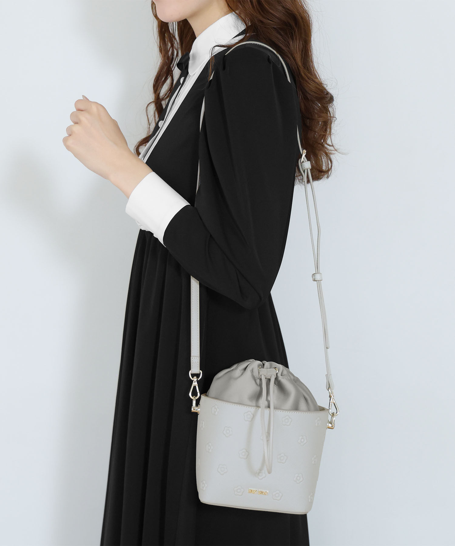 MARY QUANT「シンプルエンボスデイジー ドロストショルダー」|ショルダー・メッセンジャー|