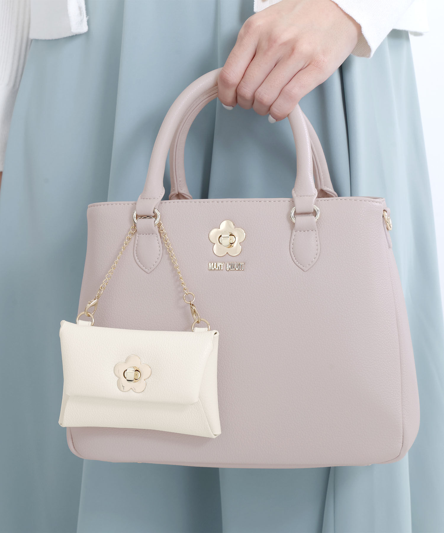 MARY QUANT「ターンロックデイジー フラップポーチ」|チャーム・キーホルダー|