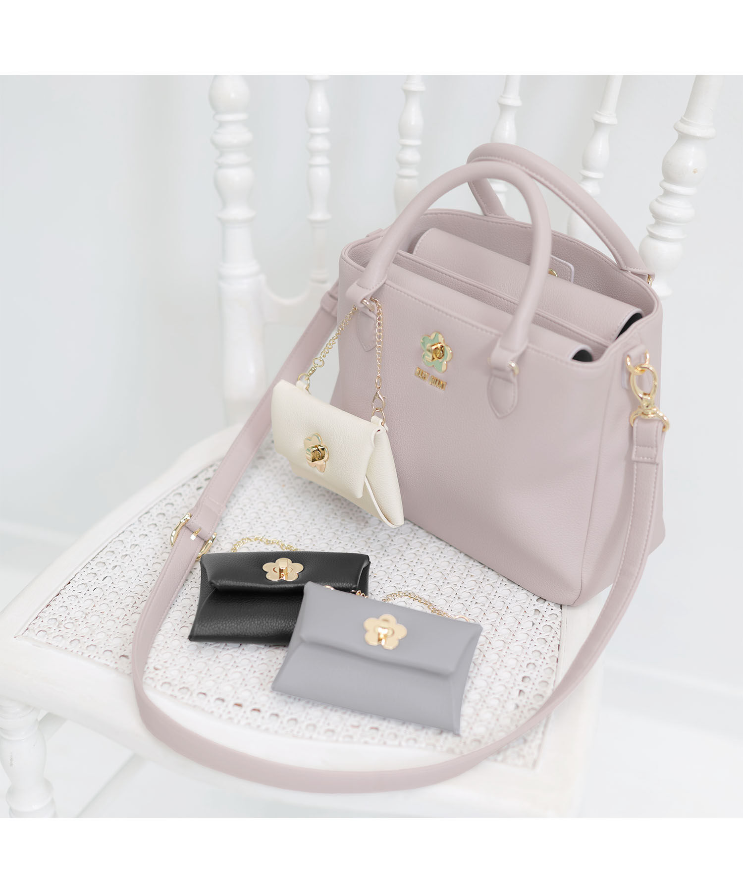 MARY QUANT「ターンロックデイジー フラップポーチ」|チャーム・キーホルダー|