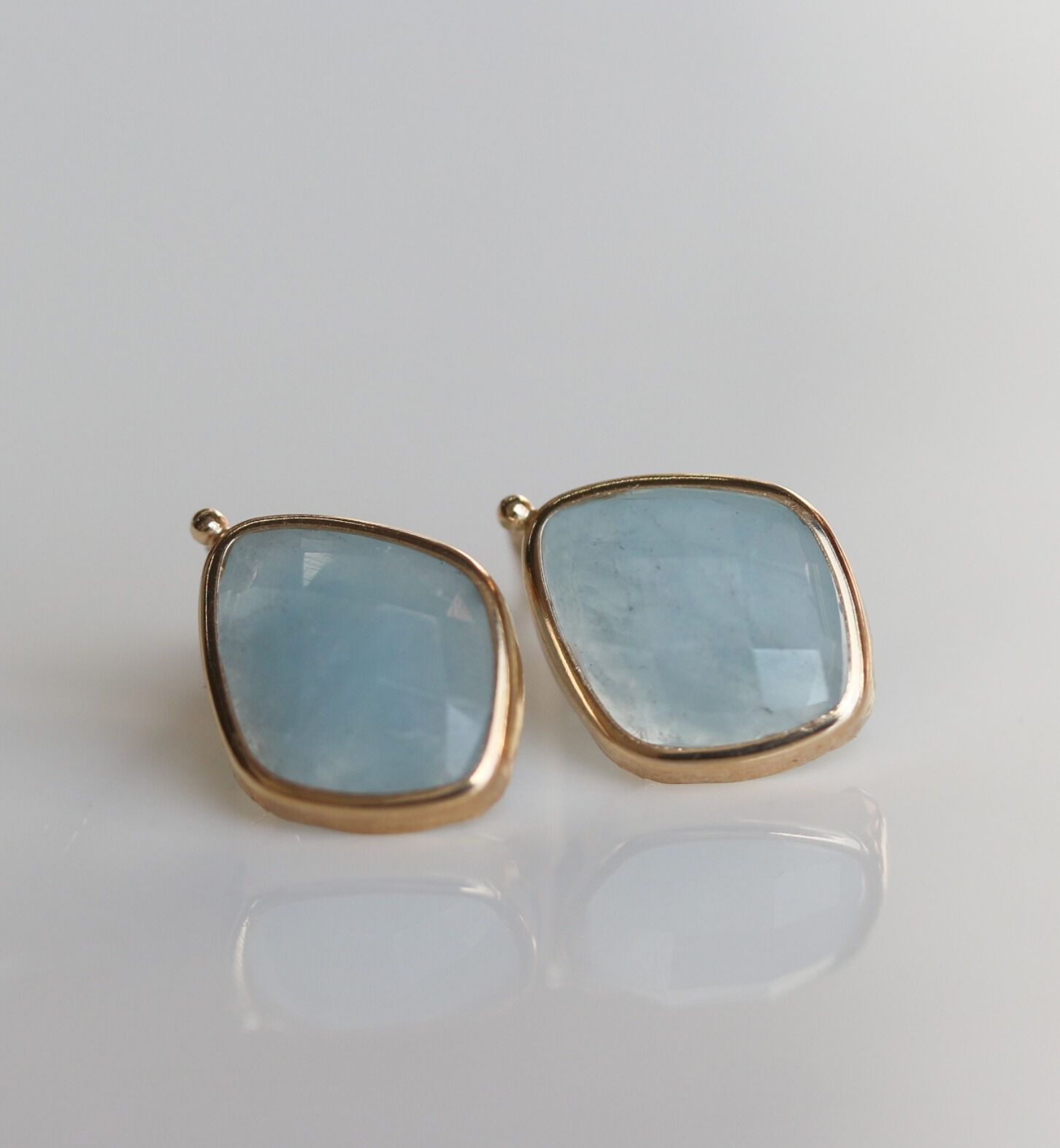  「カラーストーン ピアス | K10YG 〈ミルキーアクアマリン / ルチルクォーツ〉」|ピアス|