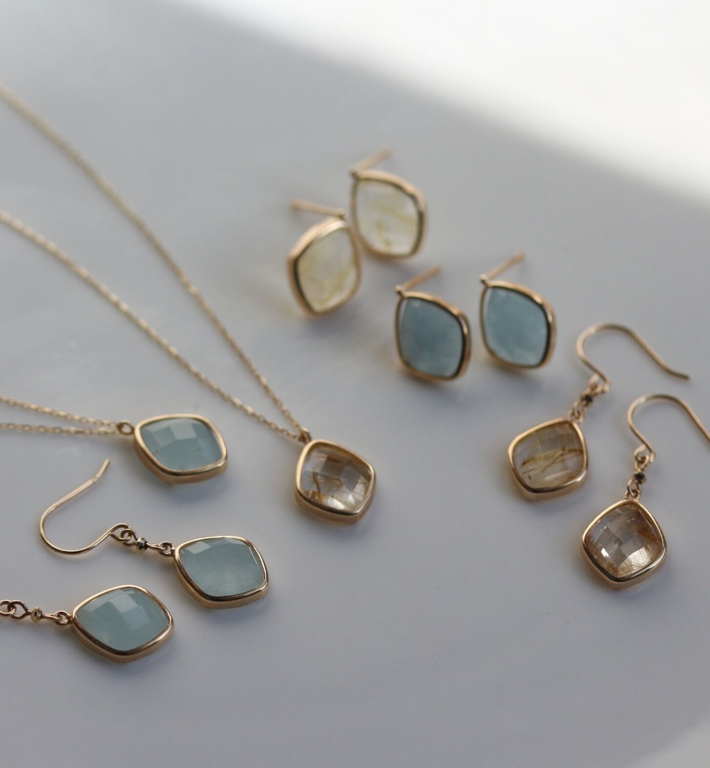  「カラーストーン ピアス | K10YG 〈ミルキーアクアマリン / ルチルクォーツ〉」|ピアス|