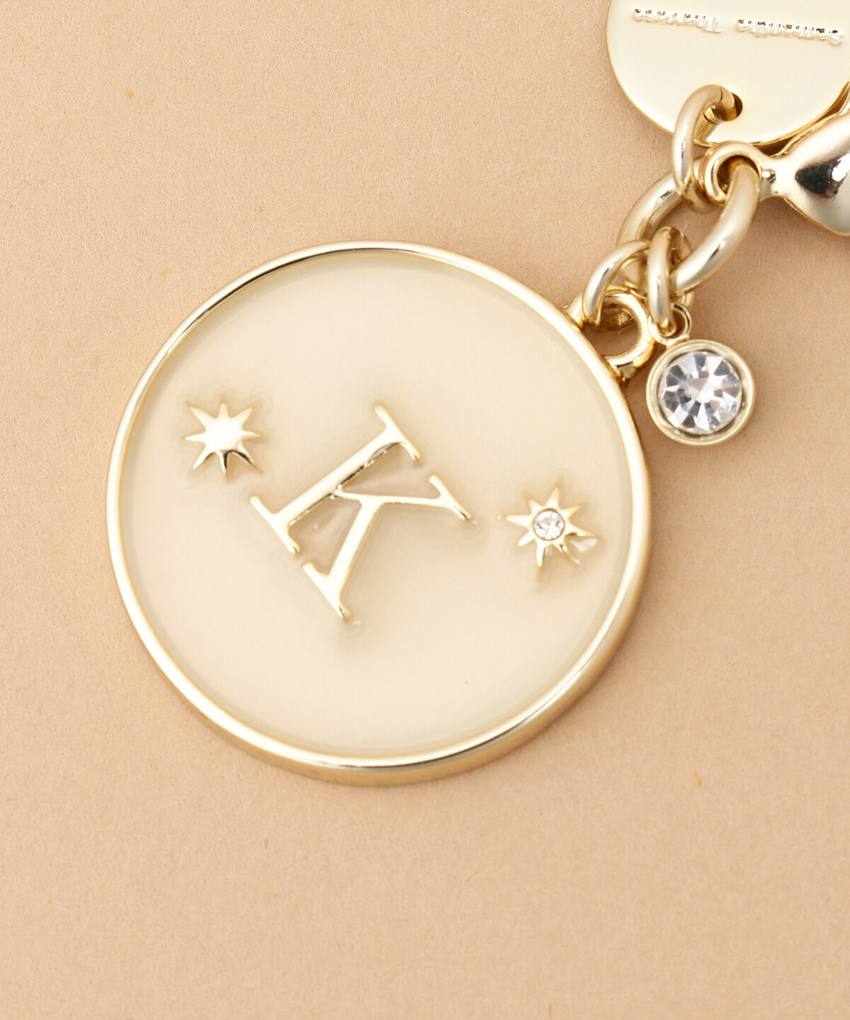 Samantha Thavasa「シャイニーイニシャルファスナーチャーム K」|チャーム・キーホルダー|