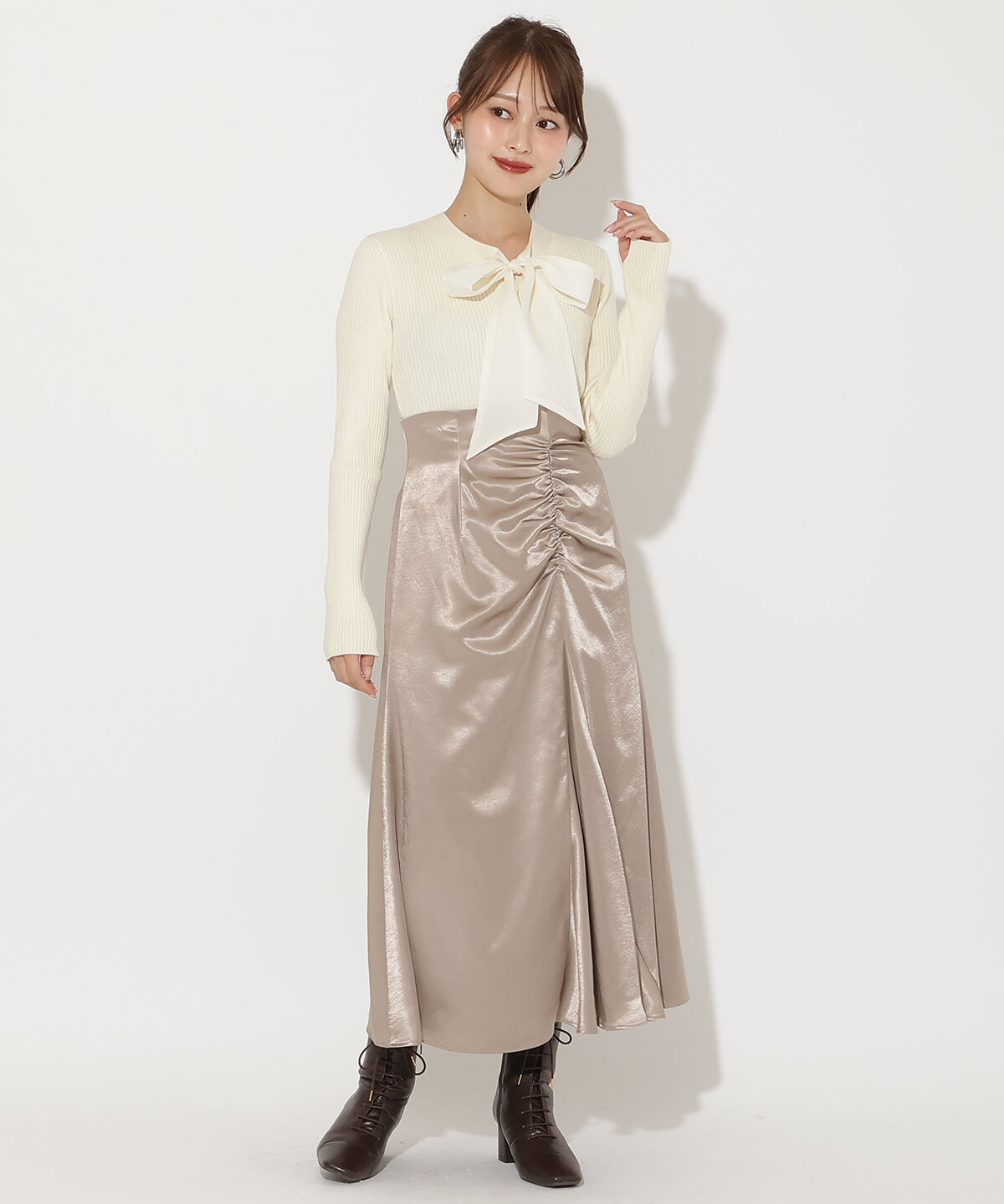 アンドクチュール「ワンサイドシャーリングサテンスカート」|フレア|